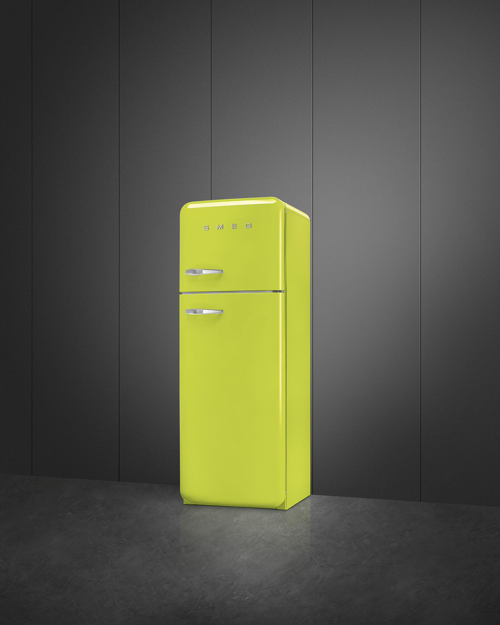 Ein limettengrüner Kühlschrank steht vor einer dunkelgrauen Wand und einem Boden. Er hat silberne Griffe.