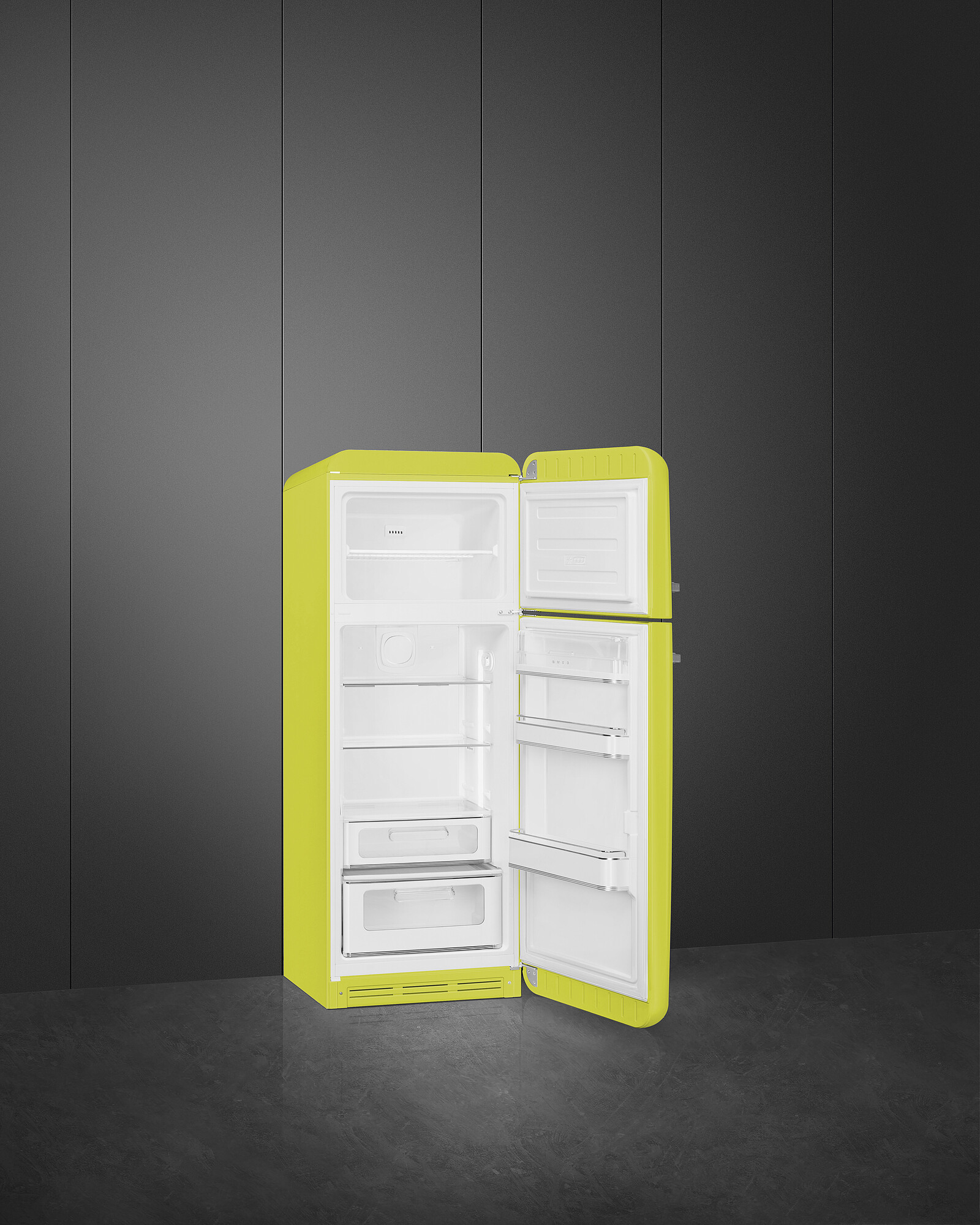 Ein limettengrüner Kühlschrank mit offenen Türen steht vor einer grauen Wand. Der Innenraum ist weiß.