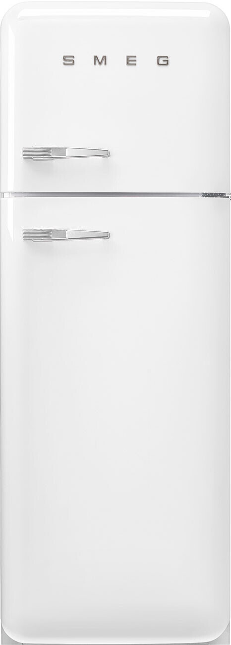Ein weißer Smeg-Kühlschrank. Er hat zwei Türen mit silbernen Griffen. Das Smeg-Logo befindet sich oben.