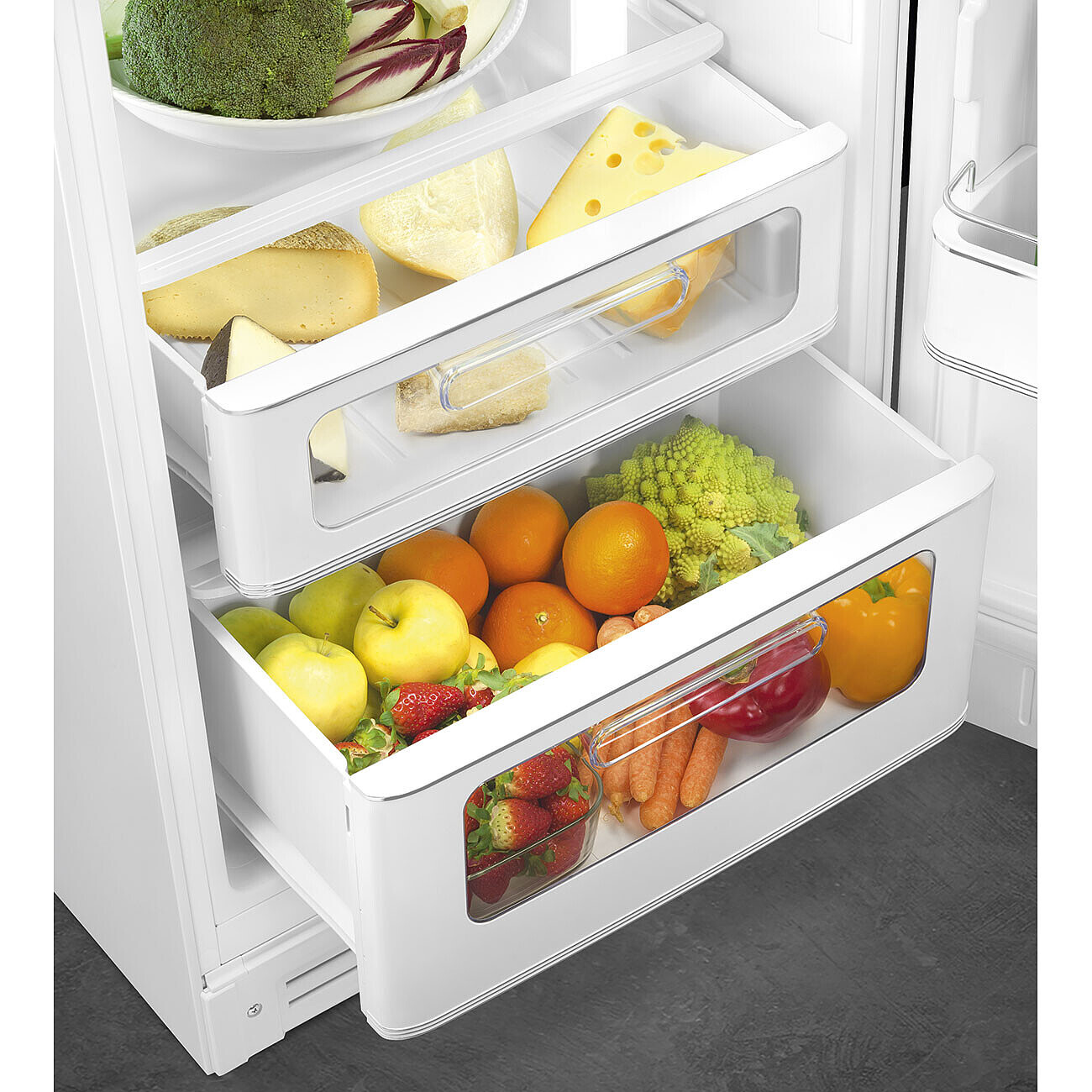 Im Kühlschrank: Käse, Orangen, Äpfel, Erdbeeren, Brokkoli, Karotten, Paprika und Romanesco.