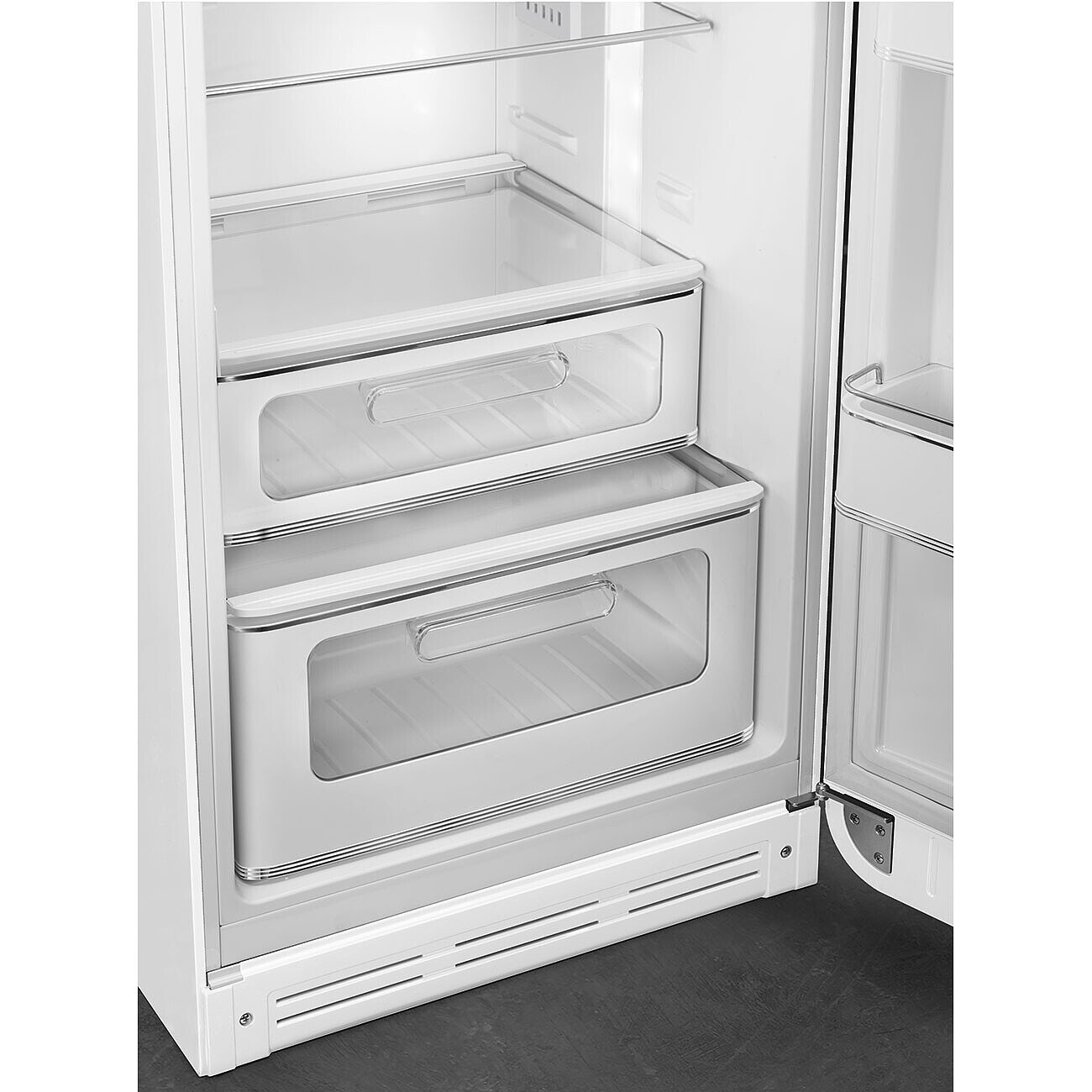 Offener weißer Kühlschrank mit zwei transparenten Schubladen. Die Tür ist offen. Das Innere ist weiß und sauber.