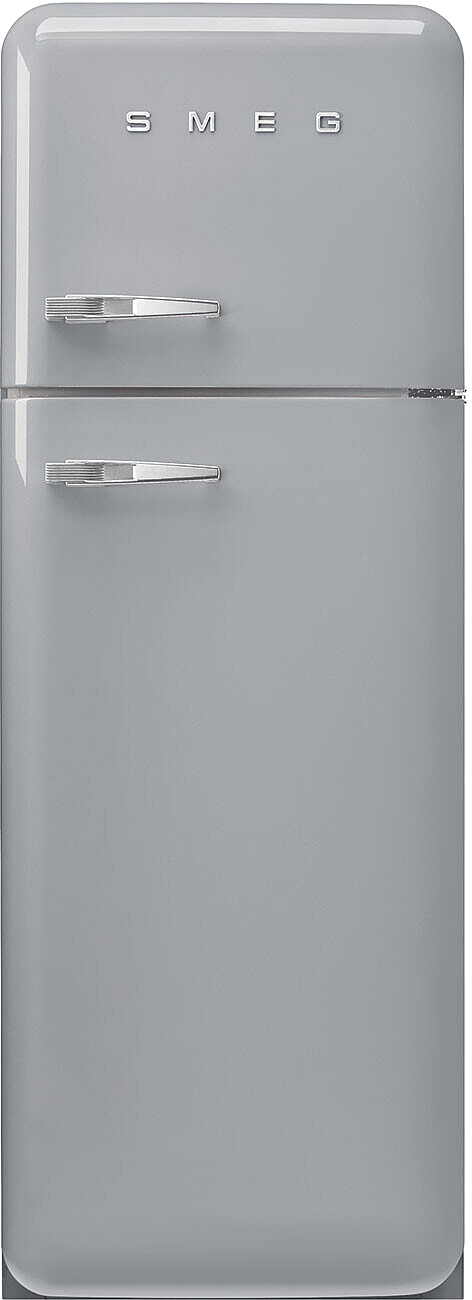 Ein hellgrauer SMEG-Kühlschrank. Er hat zwei Türen und Chromgriffe. Das SMEG-Logo befindet sich oben.
