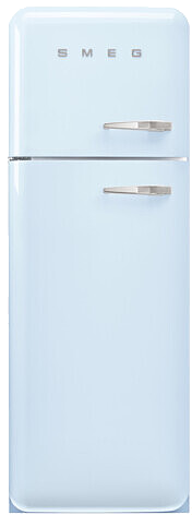 Ein hellblauer SMEG-Kühlschrank. Er hat zwei Abschnitte mit silbernen Griffen. Das Wort SMEG steht oben.
