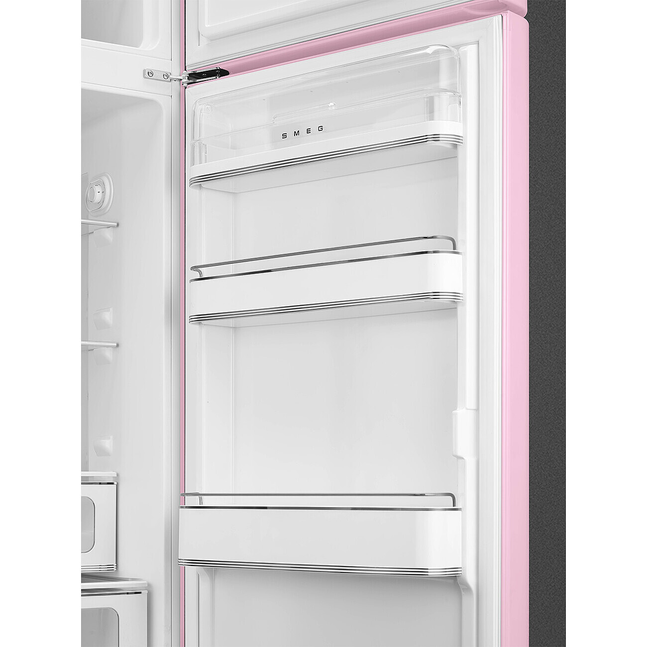 Offener rosa Kühlschrank. Weiße Regale und Fächer. Silberne Verkleidung. SMEG-Logo. Tür links offen. Rosa Rahmen.