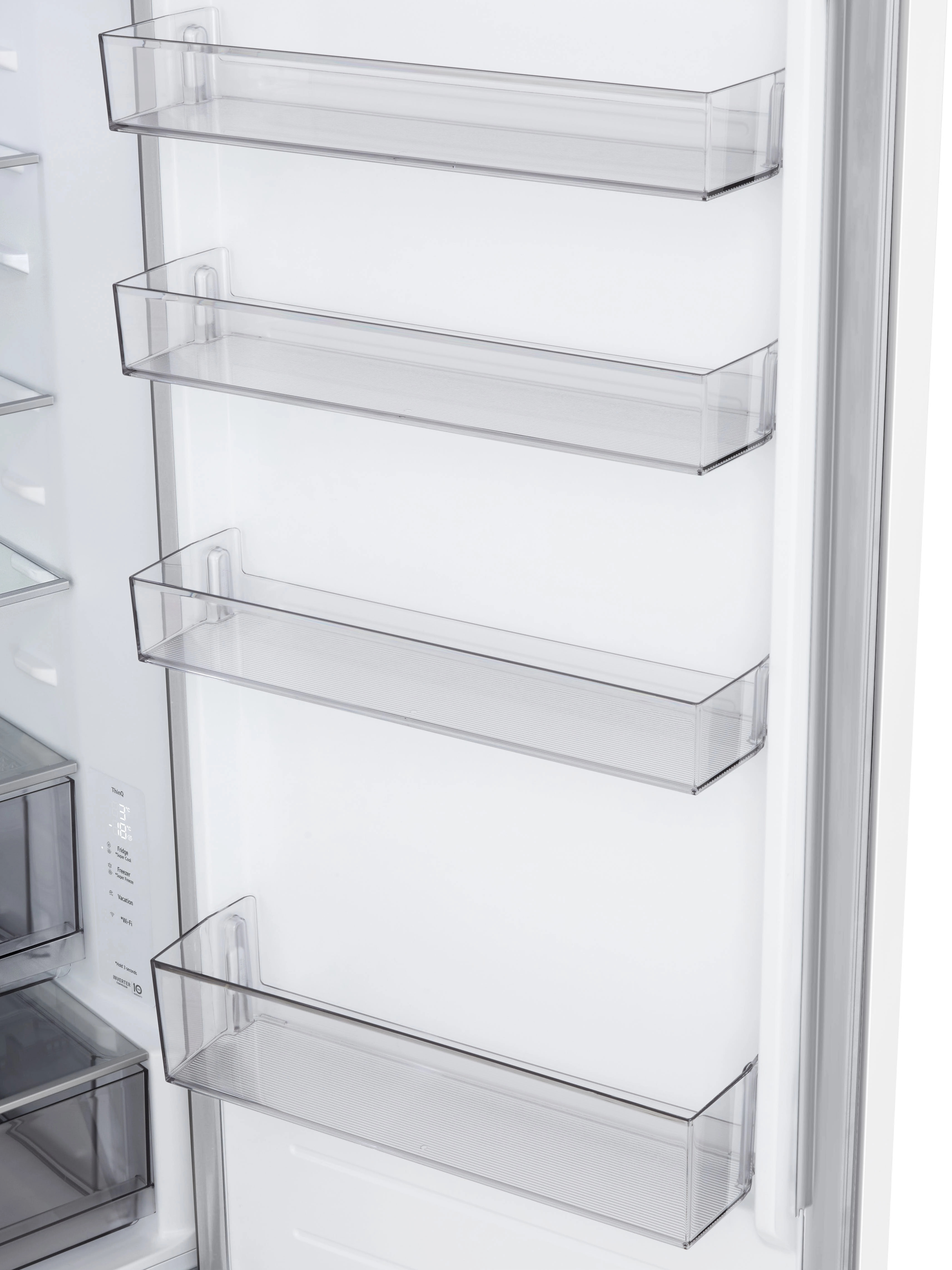 Otwarty wnętrze lodówki z przezroczystymi plastikowymi półkami. Białe wnętrze z cyfrowym wyświetlaczem i półkami na drzwiach.