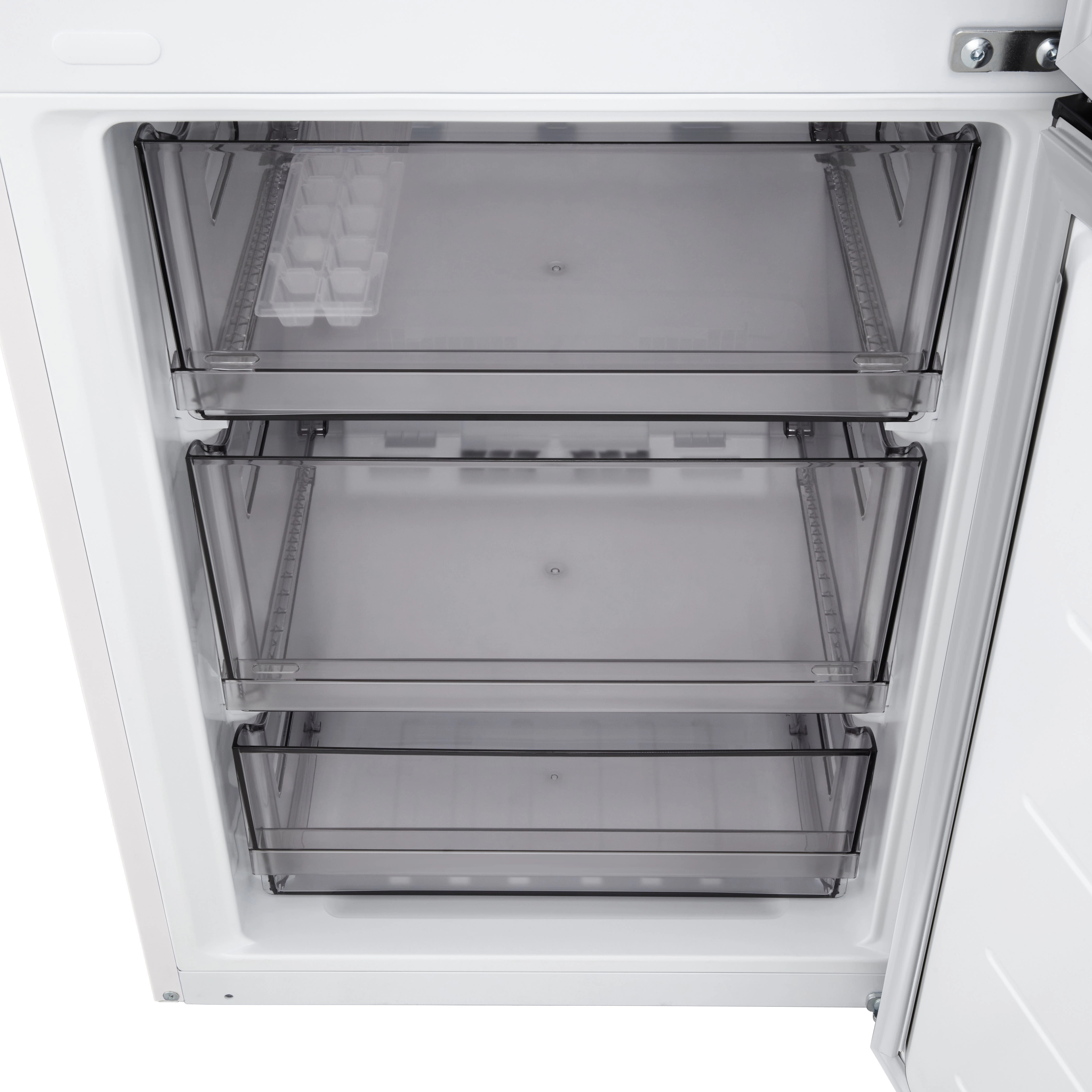 Wewnątrz zamrażarki widoczne są trzy przezroczyste szuflady. Tacka na kostki lodu znajduje się w górnej szufladzie.