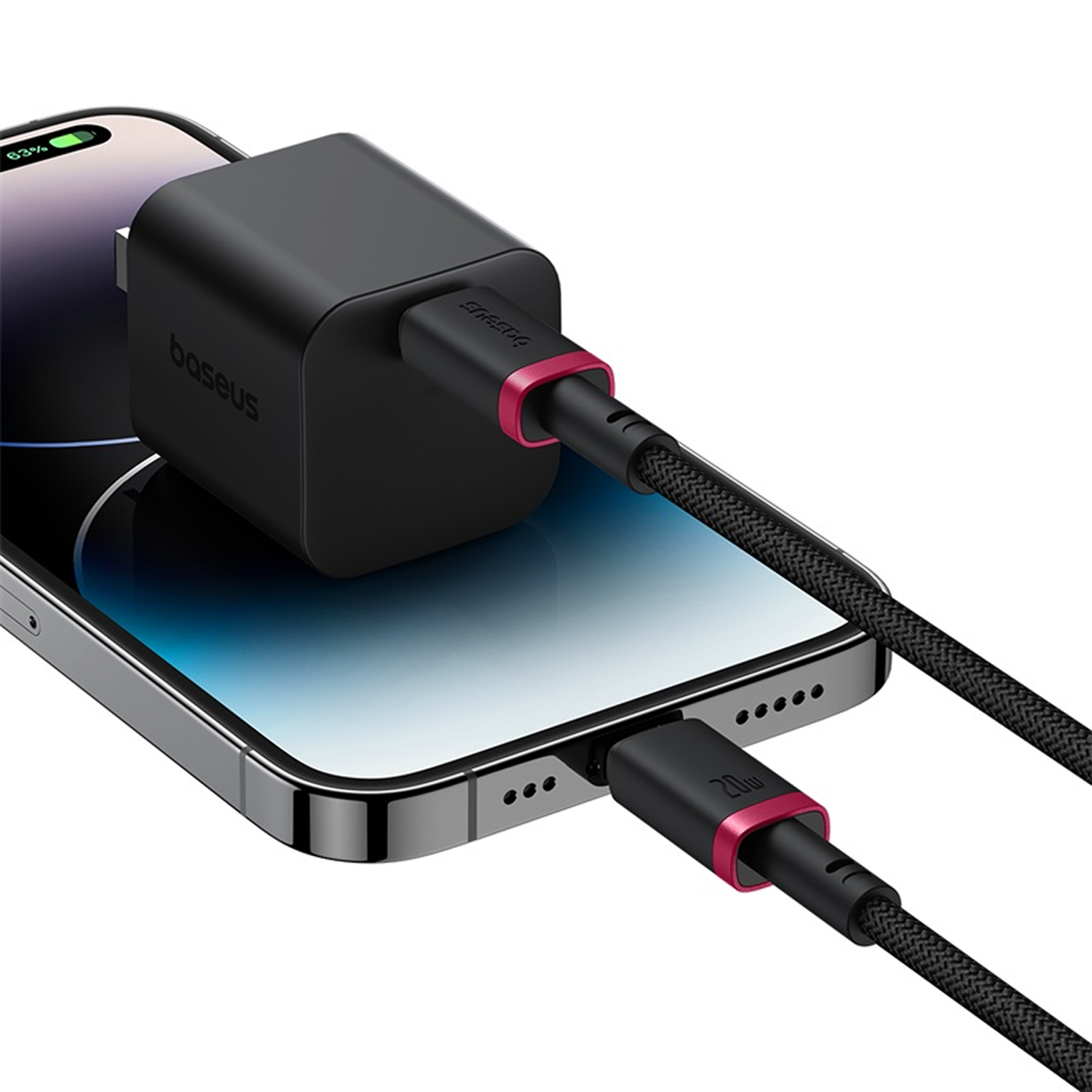 Cargador y cable negros conectados a un teléfono. El cargador tiene un acento rojo. El teléfono muestra un 63% de batería.