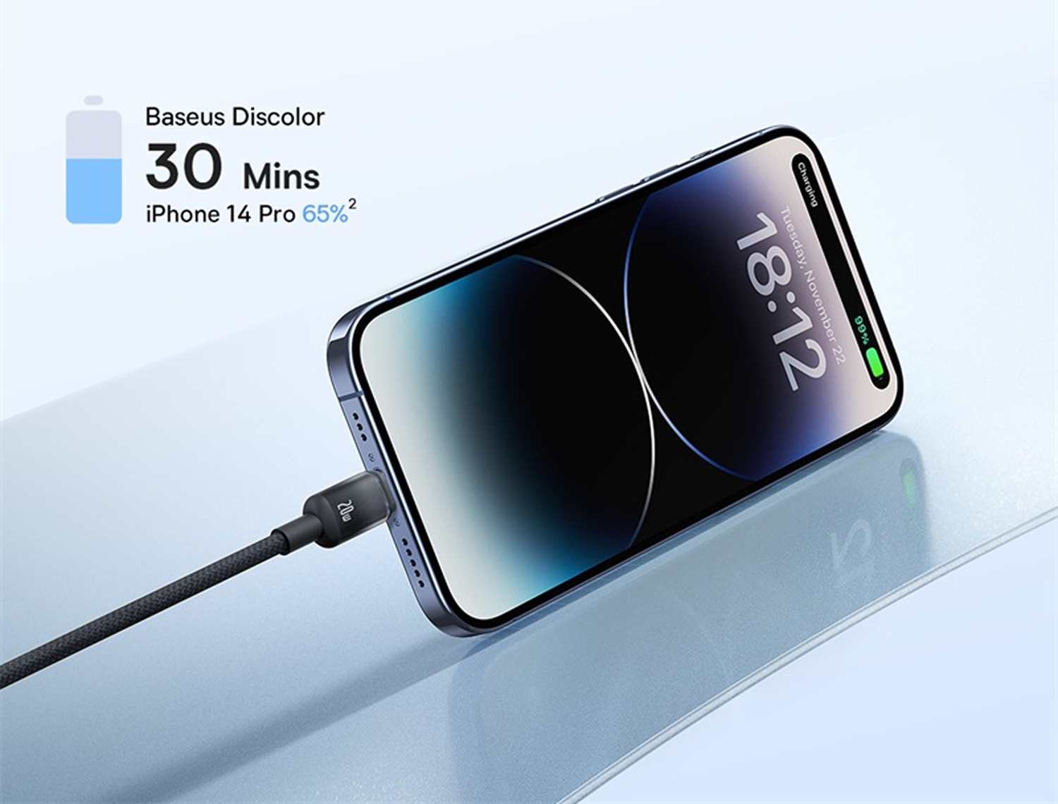 Un iPhone se está cargando con un cable. La pantalla muestra la hora y el porcentaje de batería. El texto indica detalles de carga rápida.