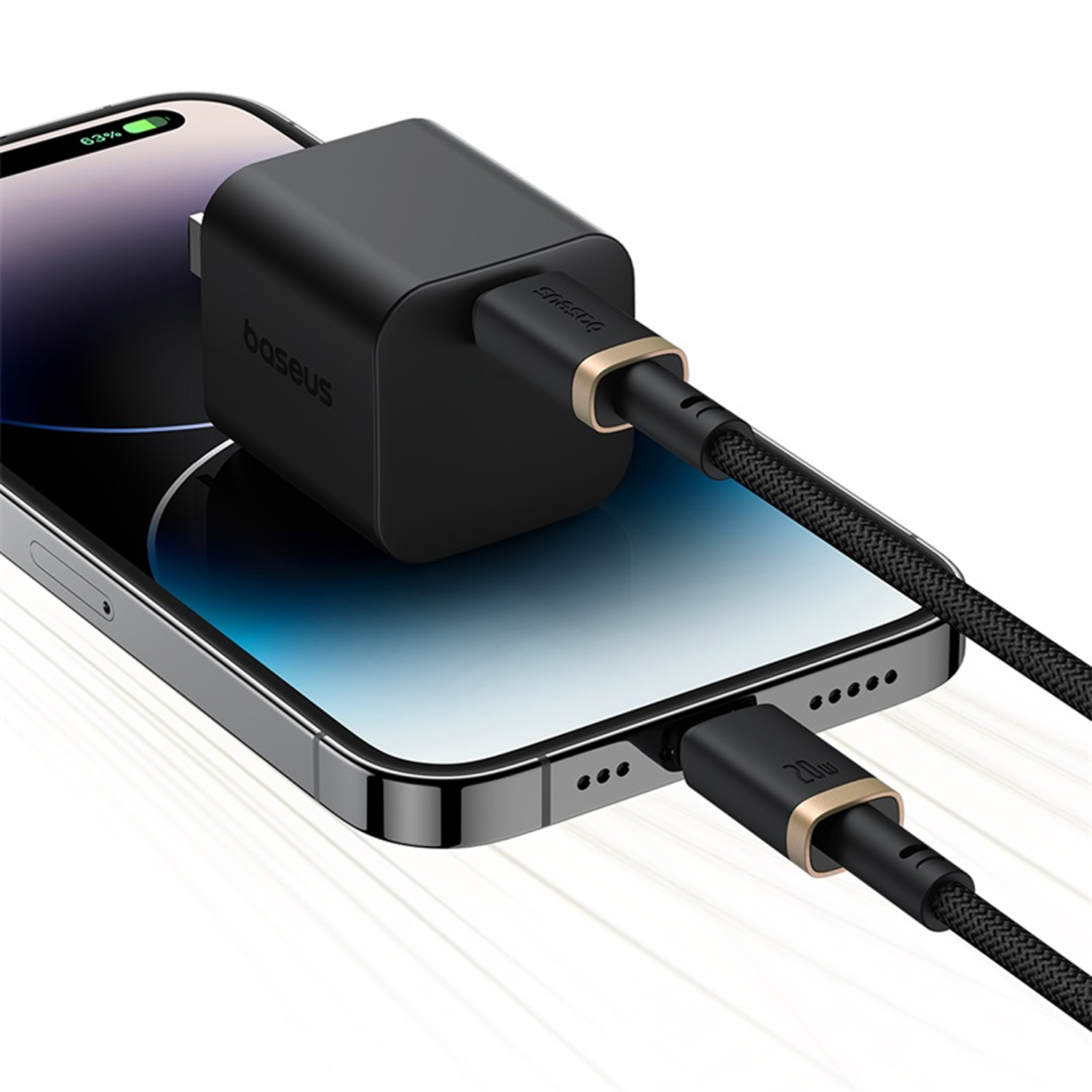 Un teléfono negro se está cargando con un cargador y cable negros. La pantalla del teléfono muestra el 63% de batería.