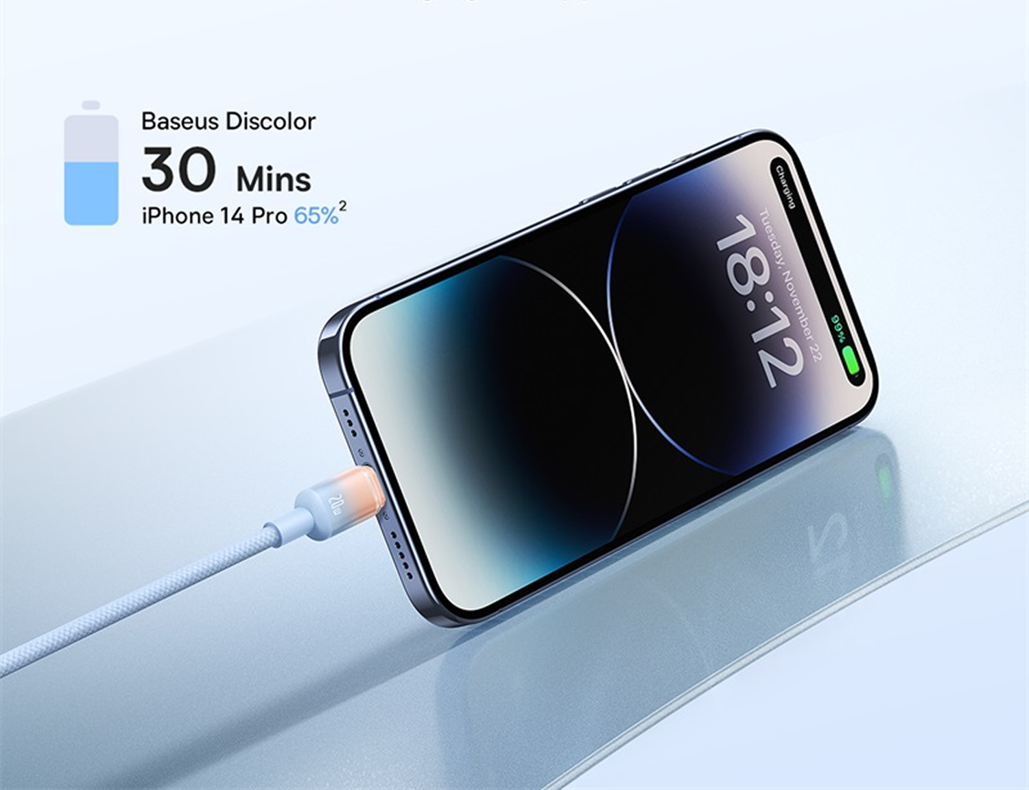 Un iPhone se está cargando con un cable. La pantalla muestra 18:12, martes 22 de noviembre y 99% cargado. También se ve un icono de batería y texto.
