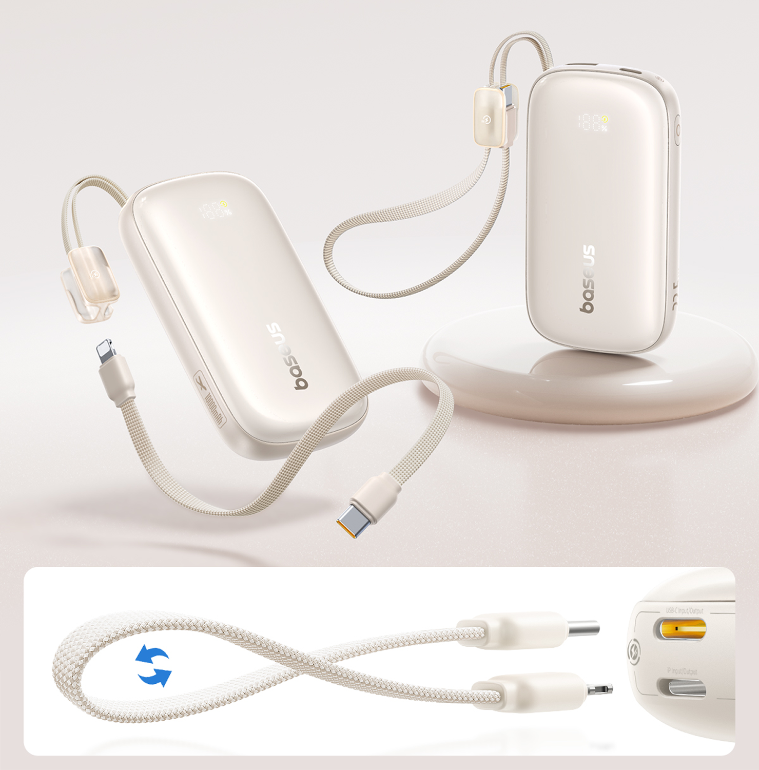 Bancos de energía crema con logo Baseus, cables y pantalla de porcentaje. Uno está sobre una plataforma. Abajo, un cable detallado.