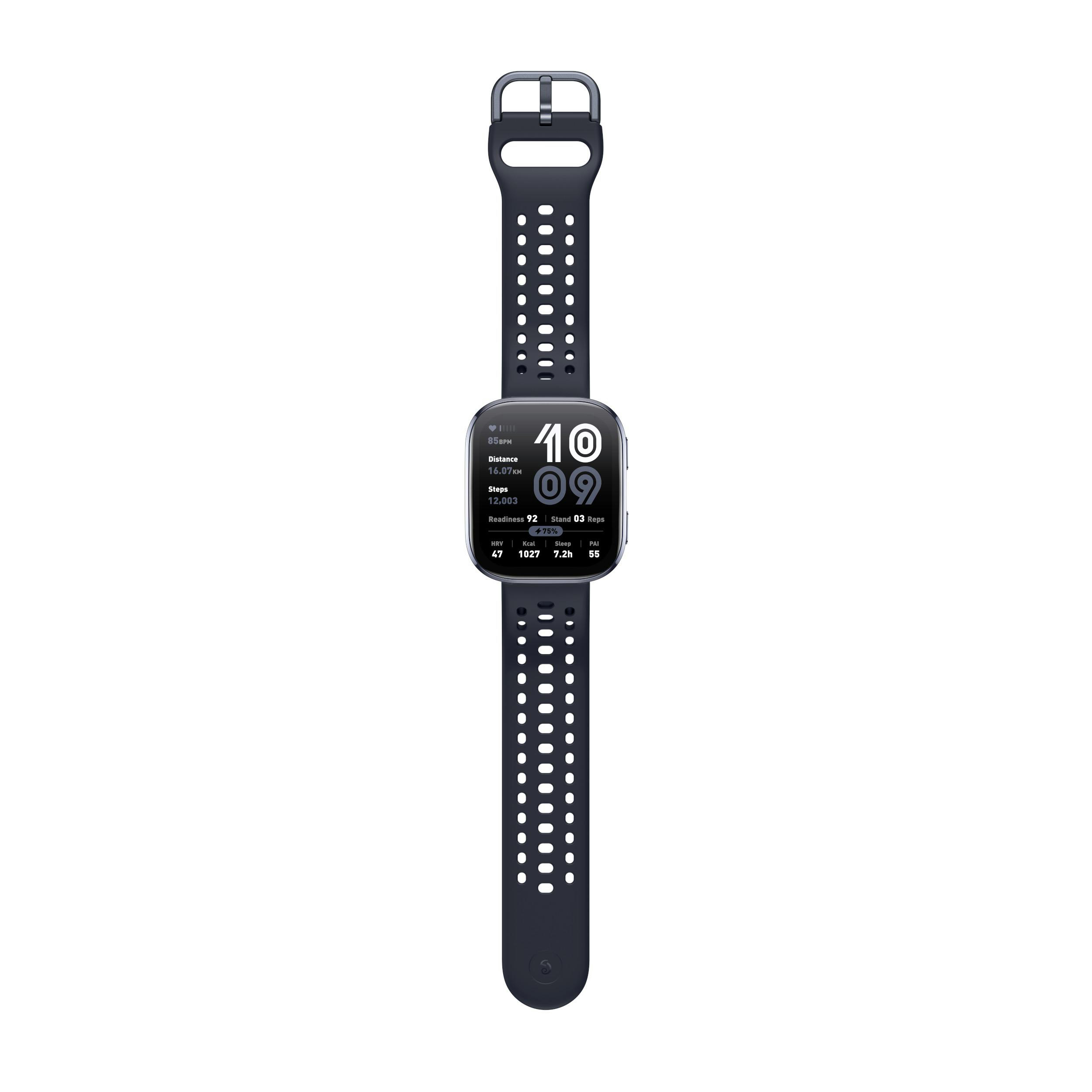 Eine Smartwatch mit dunkelblauem Armband, die Fitnessdaten vor weißem Hintergrund anzeigt.