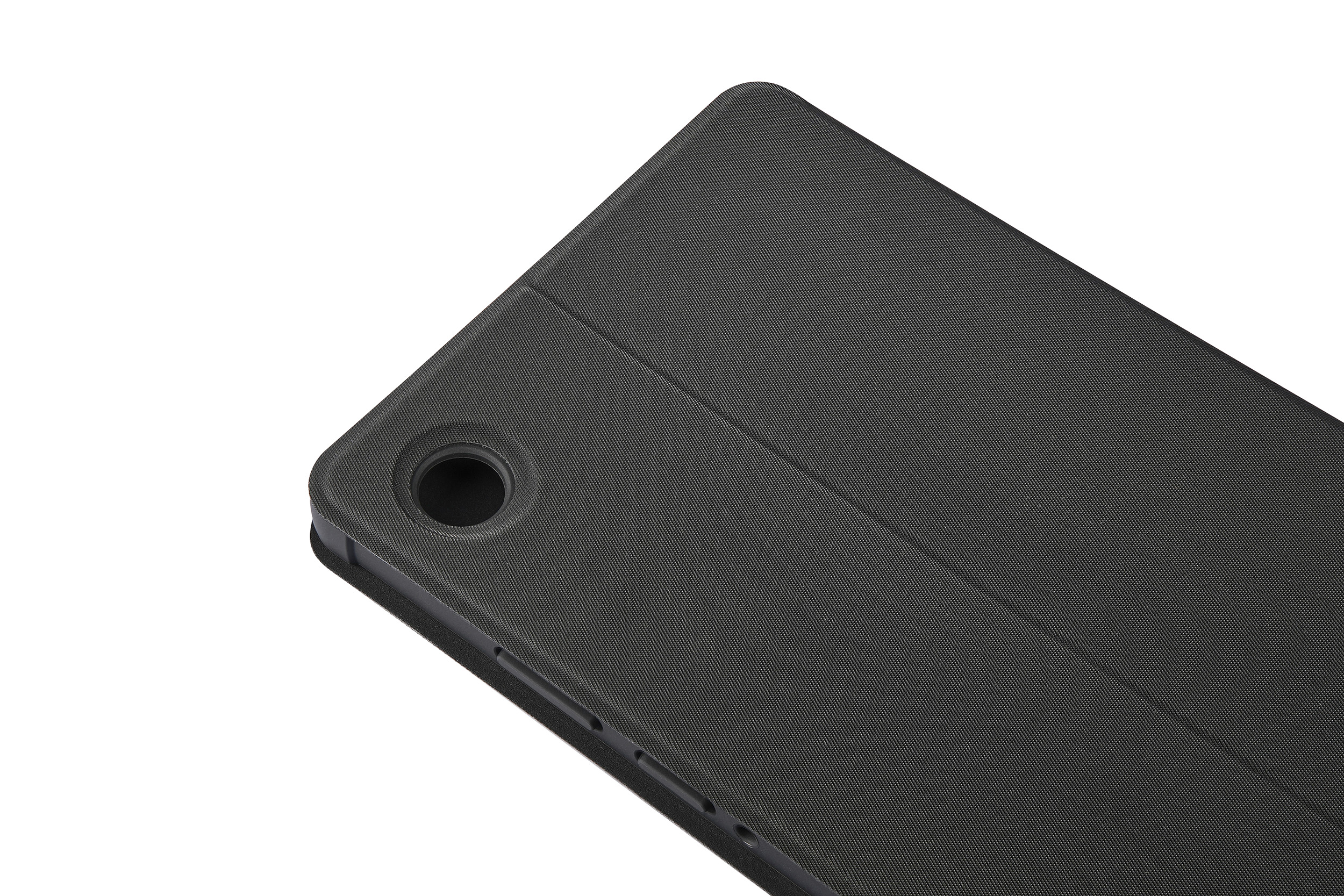 Nahaufnahme einer Tablet-Hülle. Schwarzes, strukturiertes Material mit einem Kamerloch und einer Falte.