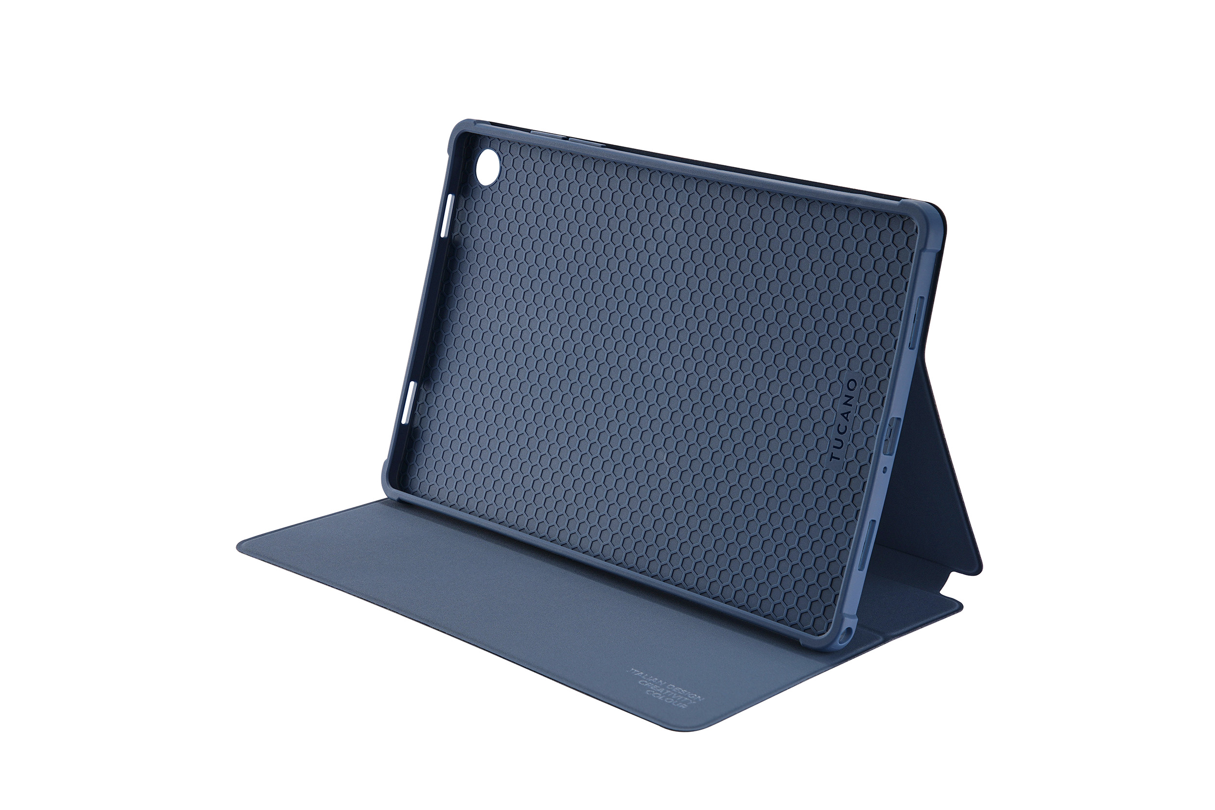 Blaue Tablet-Hülle auf Weiß. Die offene Hülle hat eine strukturierte Innenseite und einen Ständer. Der Hintergrund ist weiß.
