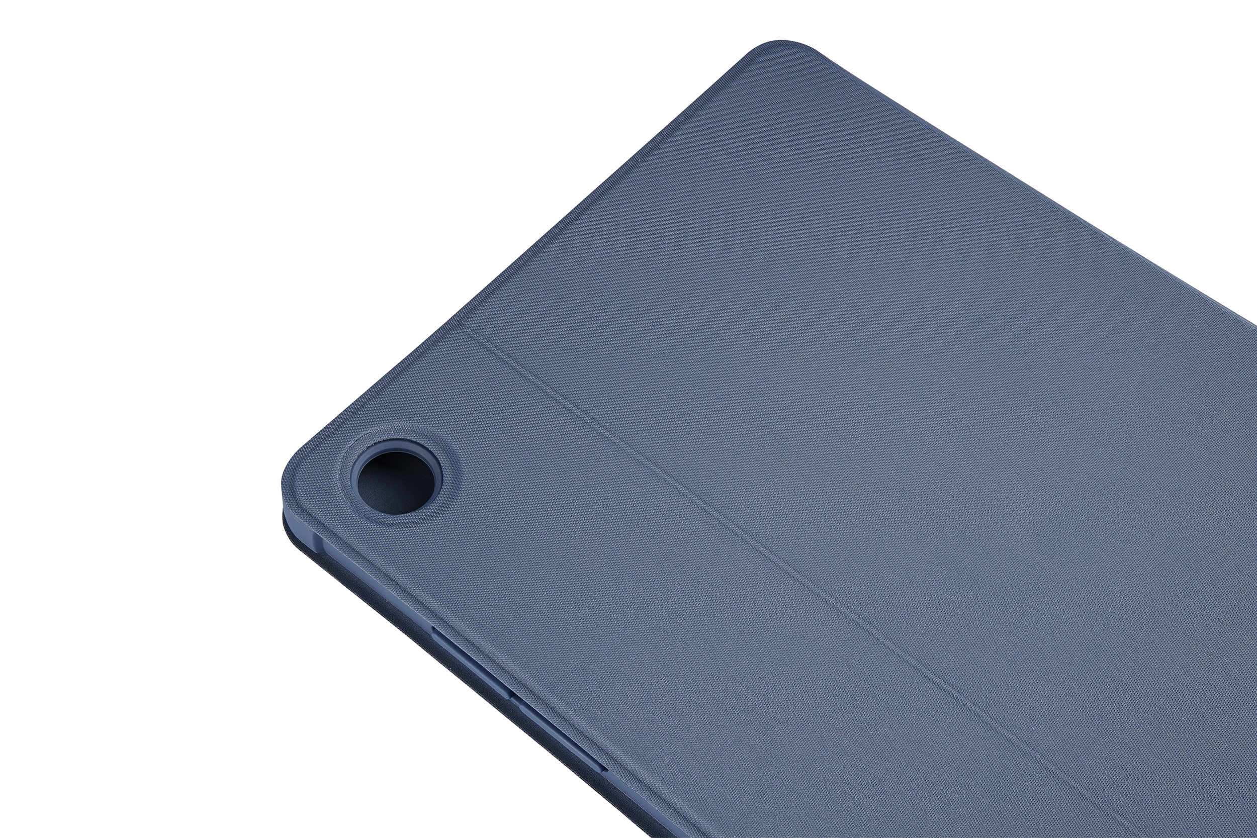 Nahaufnahme einer blauen Tablethülle auf weißem Grund. Die Hülle hat ein Kameraloch und eine strukturierte Oberfläche.