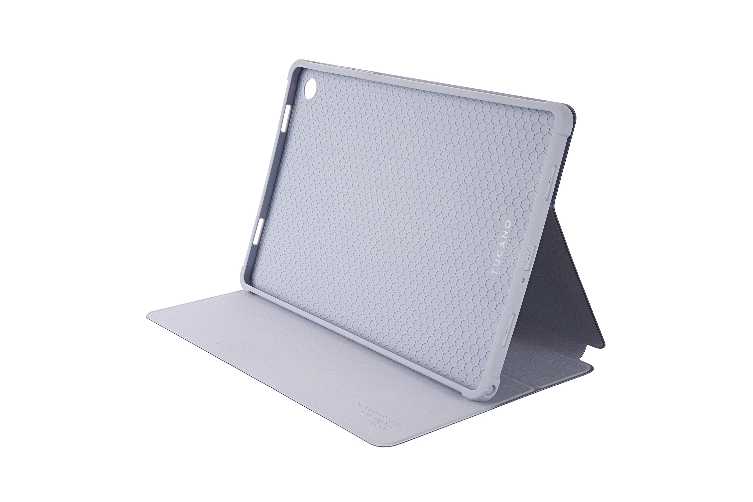 Eine graue Tablethülle ist geöffnet. Die Innenseite hat ein Wabenmuster. Die Hülle befindet sich auf weißem Hintergrund.