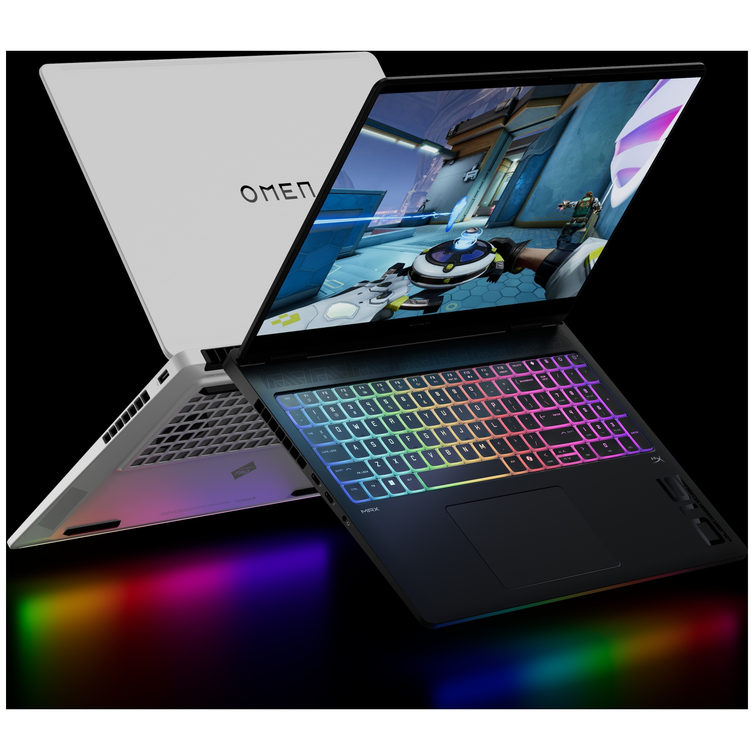 Deux ordinateurs portables Omen. L'un ouvert, affichant un écran de jeu avec rétroéclairage coloré du clavier. L'autre fermé avec le logo Omen.
