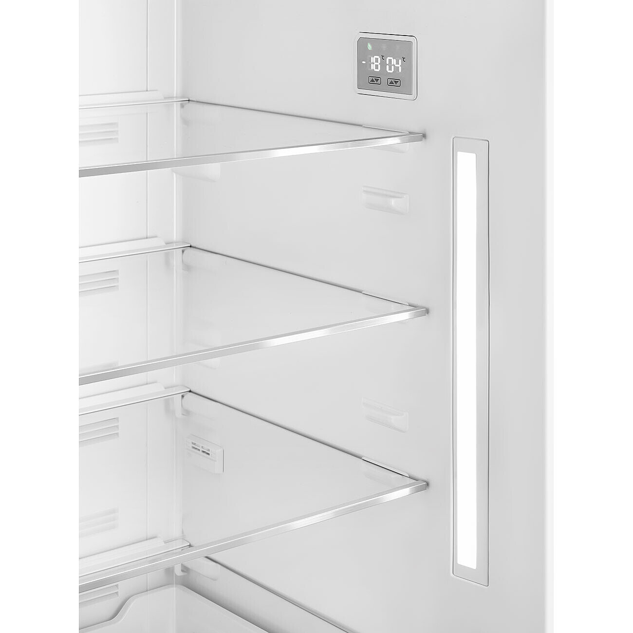 In einem weißen Kühlschrank mit Glasböden. Eine beleuchtete Temperaturanzeige zeigt -18°C. Auf der rechten Seite befindet sich ein vertikales Licht.