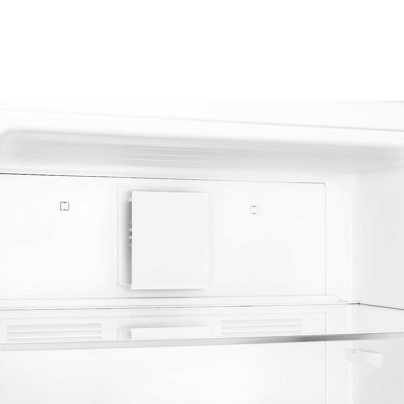In einem weißen Kühlschrank: eine zentrale quadratische Lüftung, ein Regal und Seitenfächer. Sauberes, minimalistisches Design.