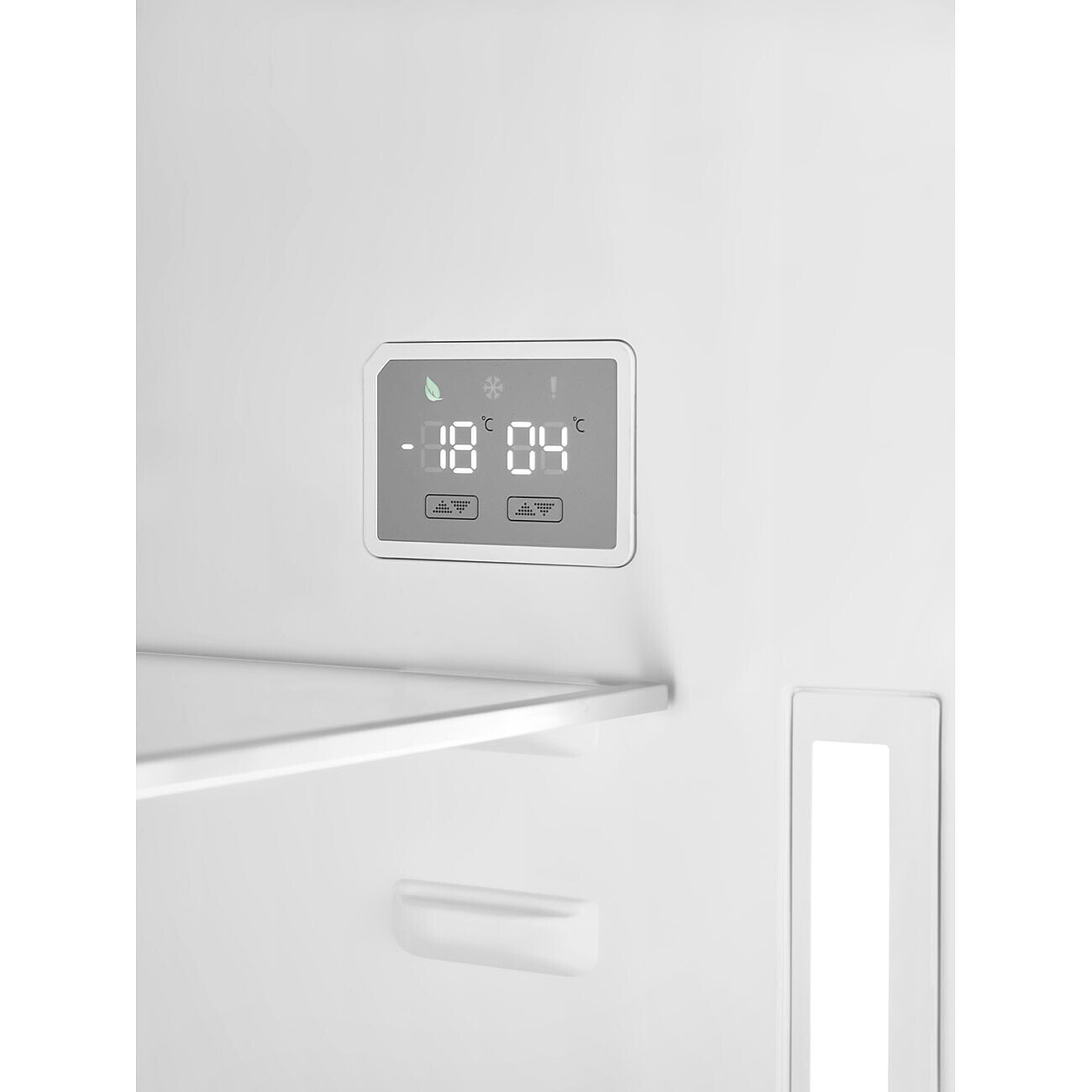 Nahaufnahme eines Kühlschrankinnenraums. Ein digitales Display zeigt '-18 04' Grad Celsius. Weißes Interieur mit einem Regal.