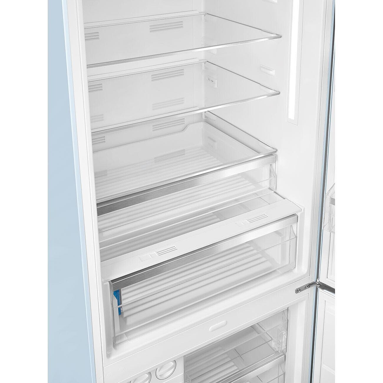 Offener Kühlschrankinnenraum mit Glasböden und Schubladen. Der Kühlschrank ist weiß mit hellblauem Äußeren. Er ist leer.