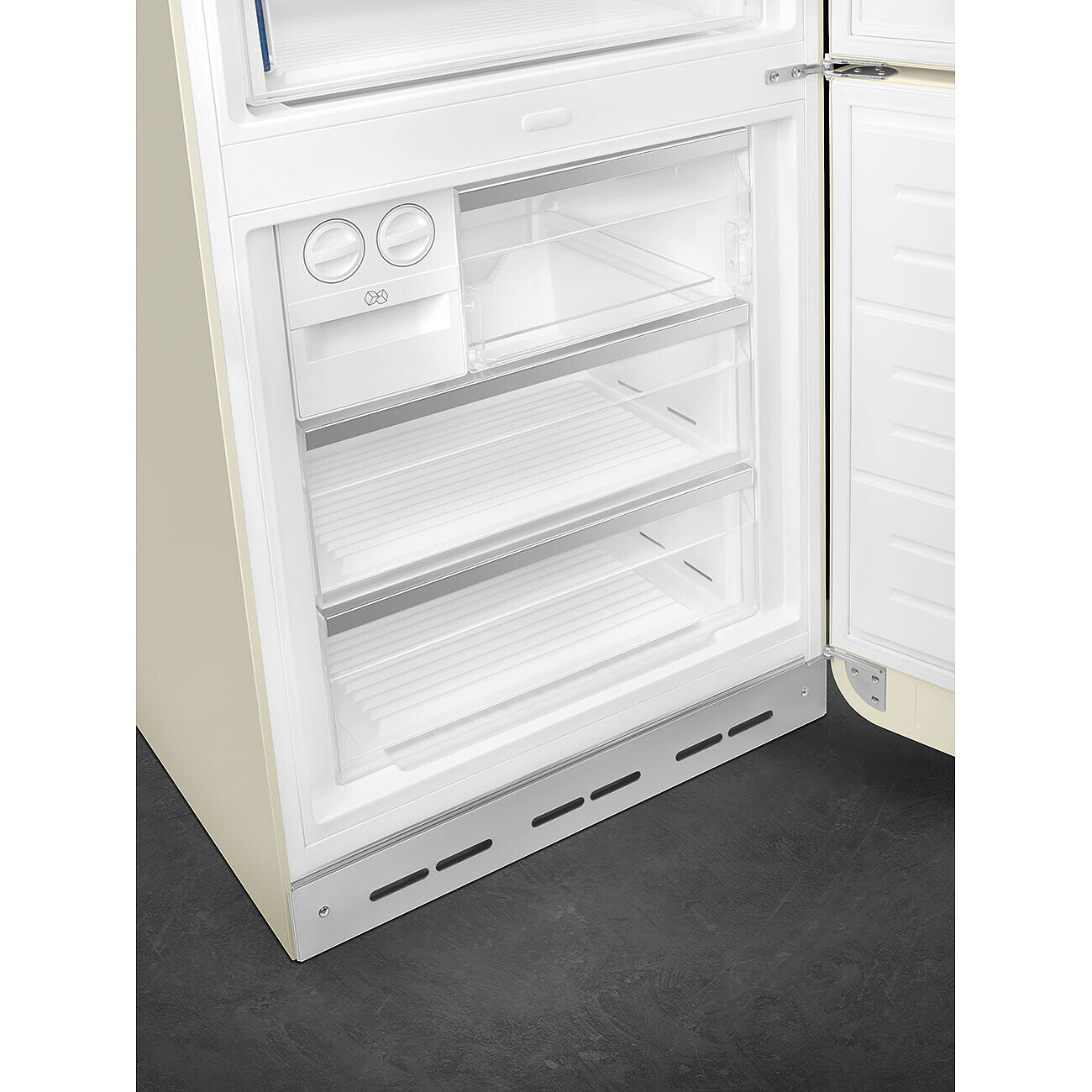Offener Vintage-Kühlschrank mit transparenten Regalen und Schubladen. Beiges Äußeres, dunkler Boden und offene Tür. Bedienelemente sichtbar.