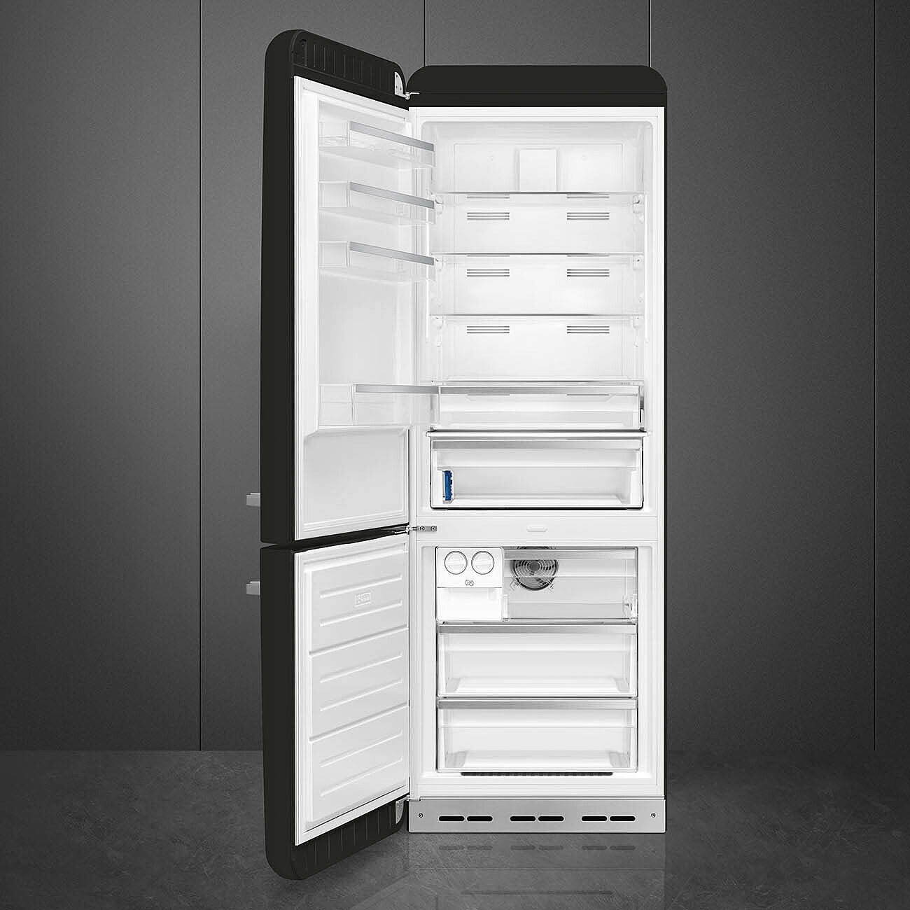 Offener schwarzer Kühlschrank mit weißem Innenraum. Regale, Schubladen sind sichtbar. Die Tür links ist auch offen. Hintergrund ist eine graue Wand.