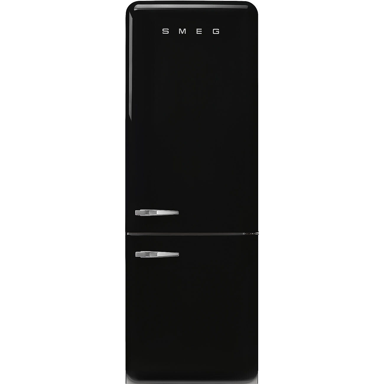 Ein schwarzer Smeg-Kühlschrank mit Chromgriffen. Oben steht das Wort SMEG. Der Kühlschrank ist geschlossen.