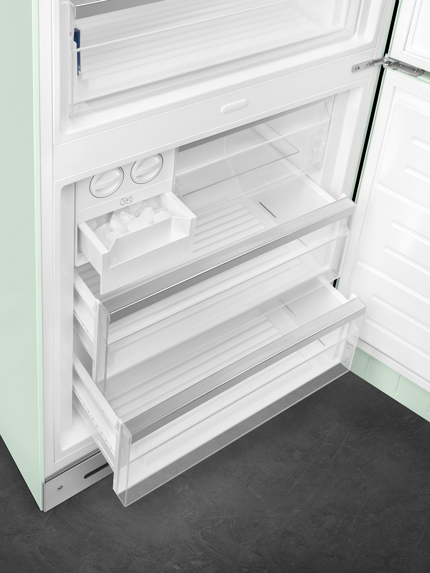 Offener Kühlschrank mit Innenregalen, Eisspender und Eiswürfeln. Der Kühlschrank ist weiß mit hellgrüner Tür.