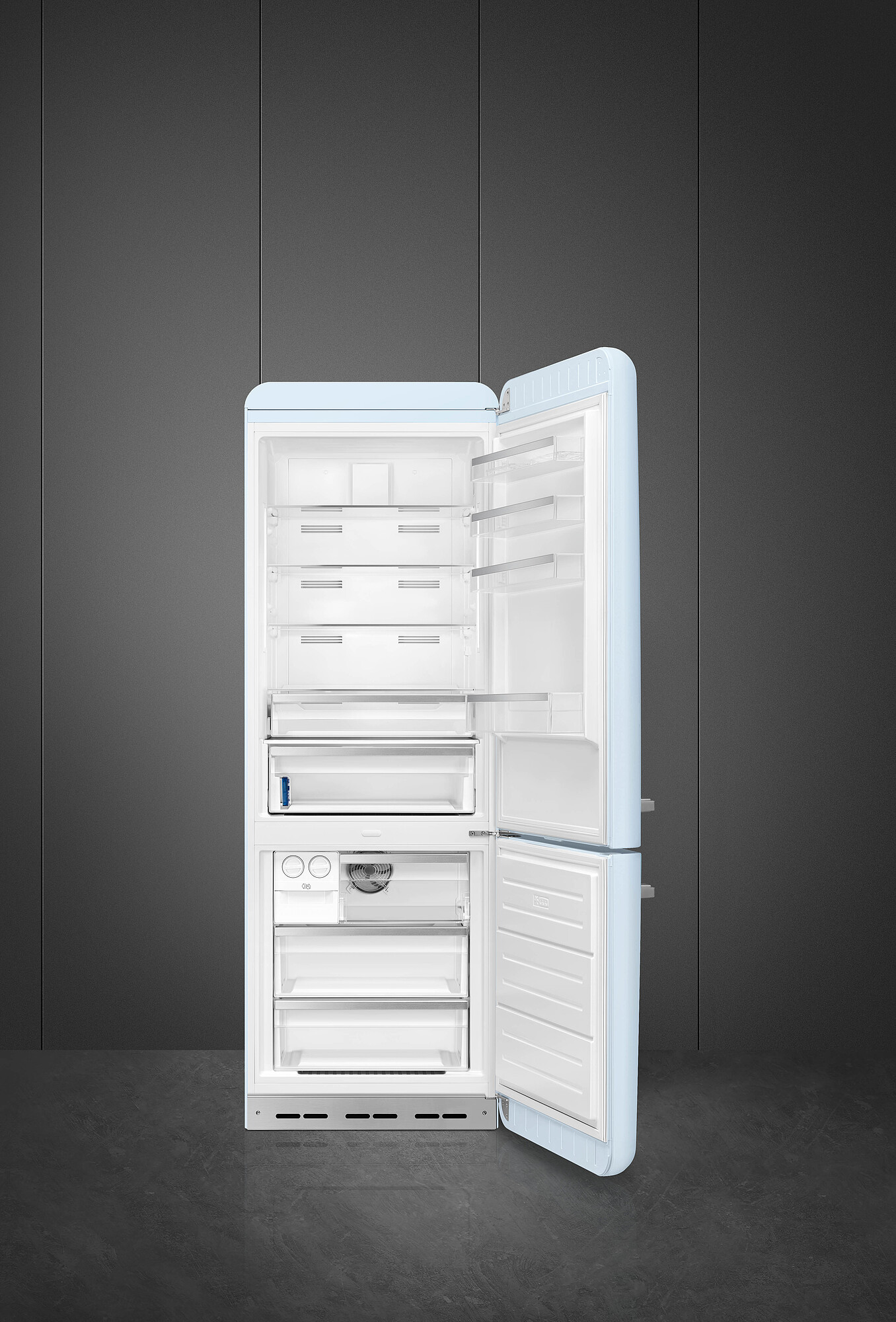 Ein hellblauer Kühlschrank mit offener Tür, der Regale und Schubladen zeigt. Grauer Wandhintergrund und ein dunkelgrauer Boden.