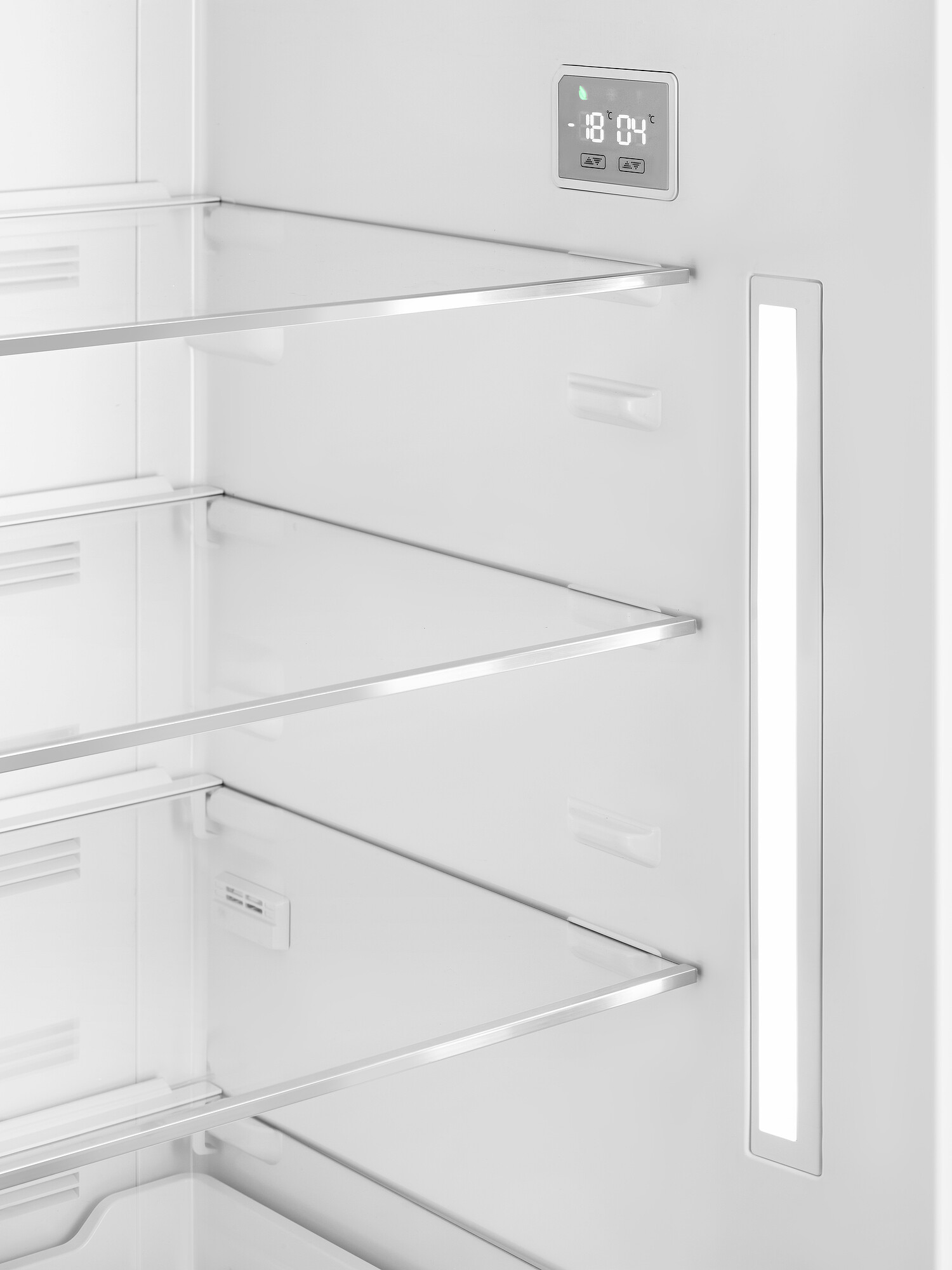 In einem weißen Kühlschrank mit Glasböden. Digitalanzeige zeigt -18°C. Vertikaler Lichtstreifen rechts.