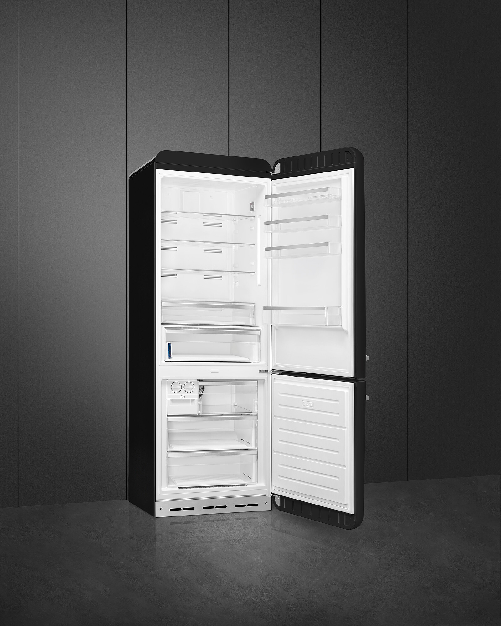 Schwarzer Kühlschrank mit offenen Türen, der weiße Innenregale und Schubladen freigibt, vor einer dunkelgrauen Wand und Boden.