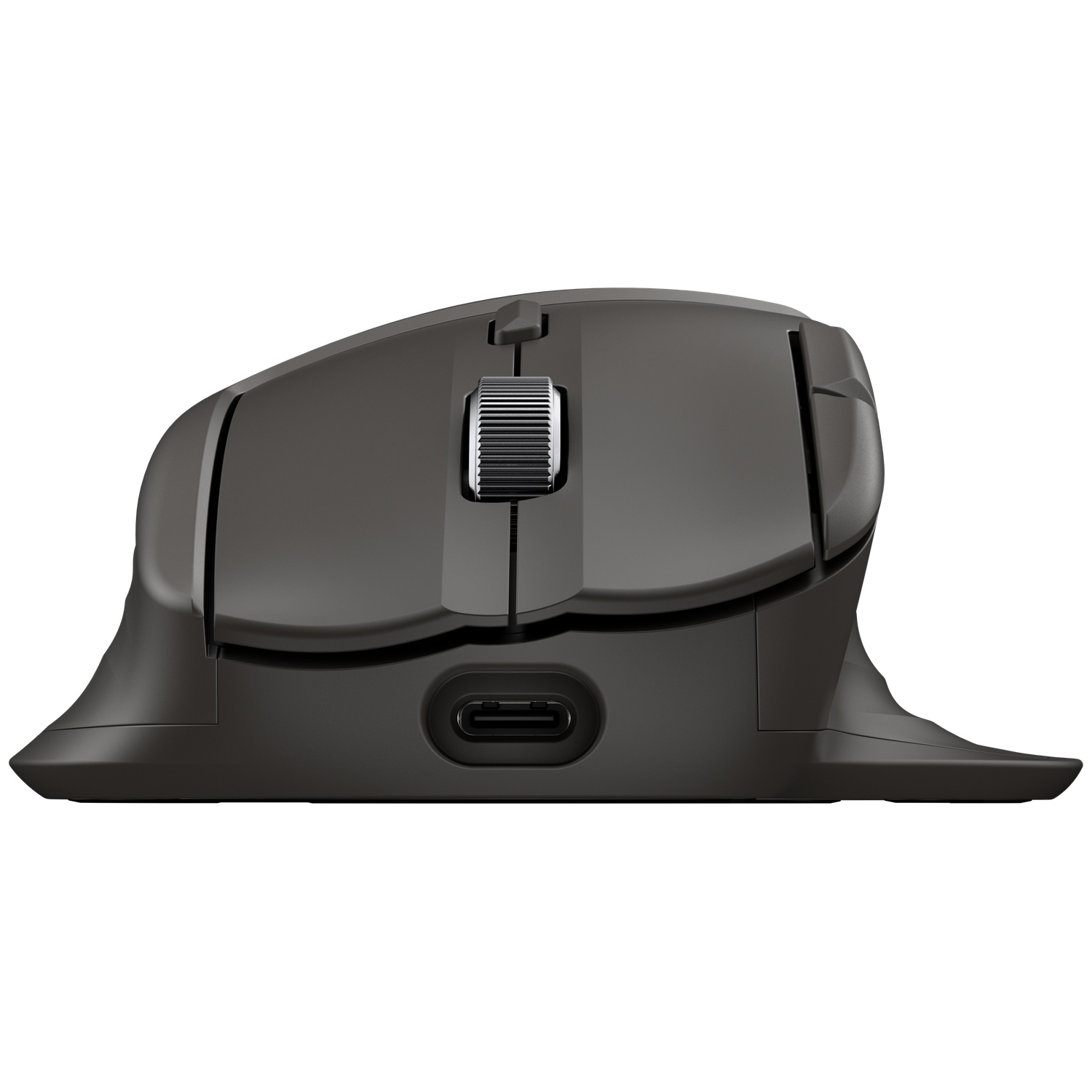 Une souris d'ordinateur ergonomique noire sur fond blanc. Elle possède une molette, des boutons latéraux et un port USB-C.
