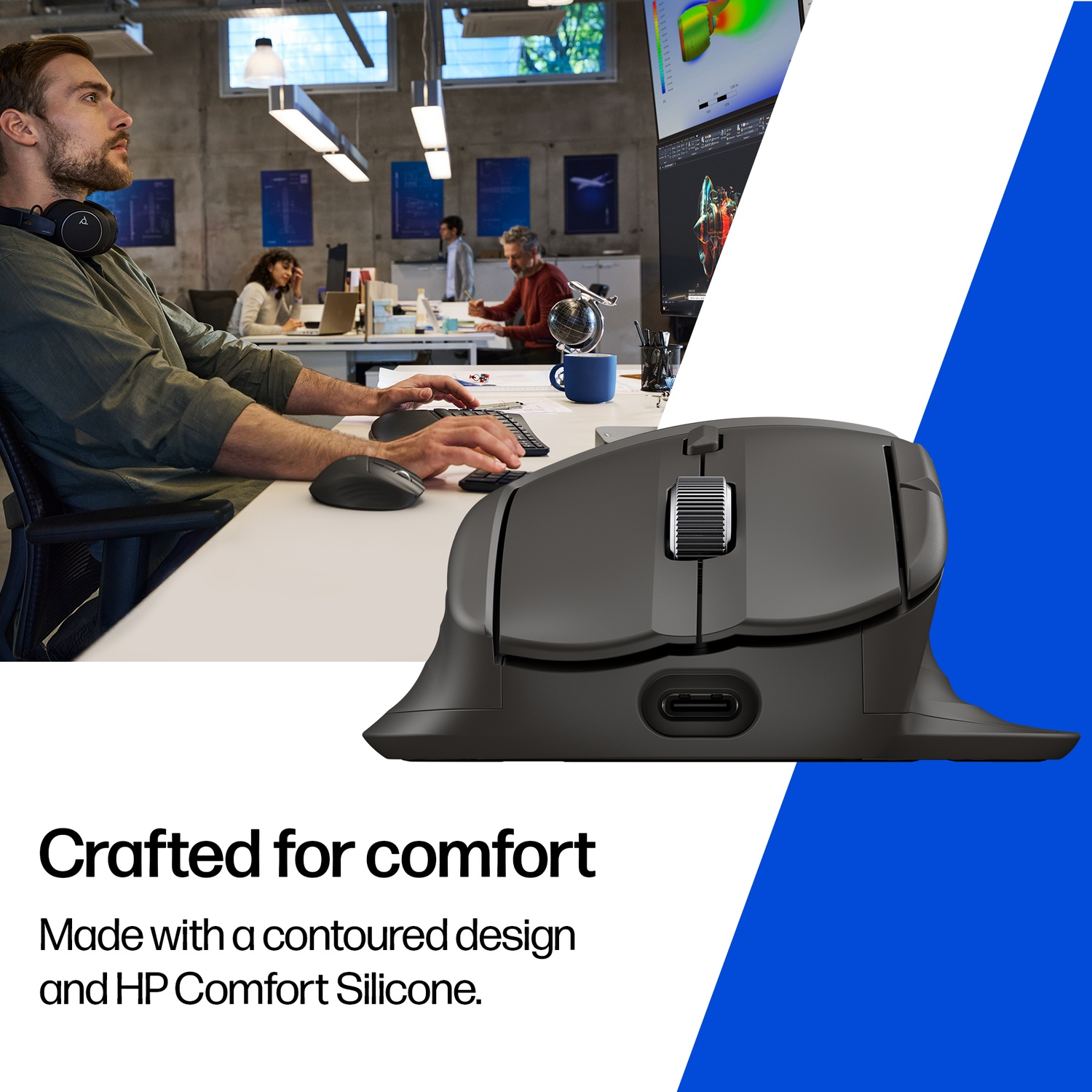 Un homme utilise une souris ergonomique gris foncé sur un bureau. D'autres personnes travaillent en arrière-plan dans un bureau. Accents bleus et blancs.