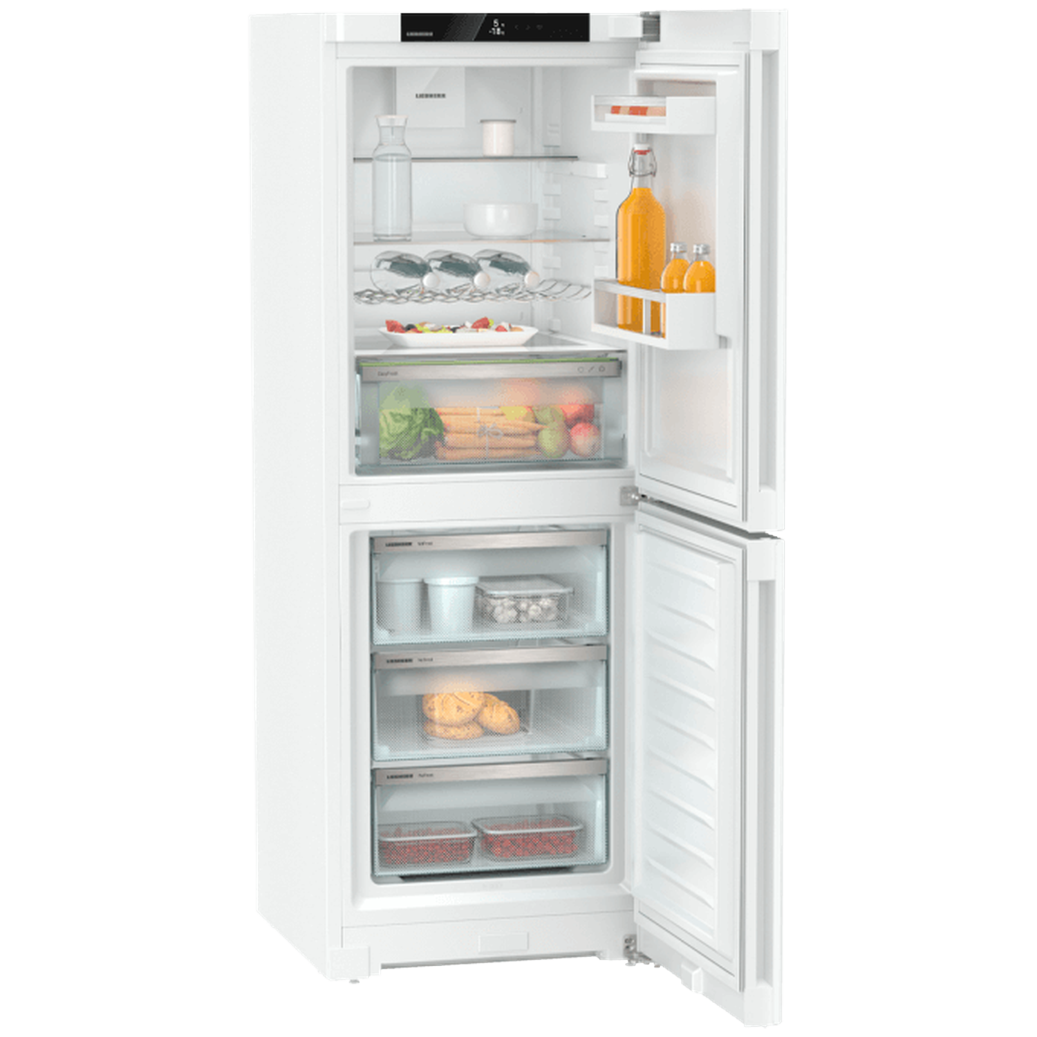Open witte koelkast gevuld met voedsel: fruit, groenten, sapflessen en andere items. De koelkast is schoon en goed georganiseerd.