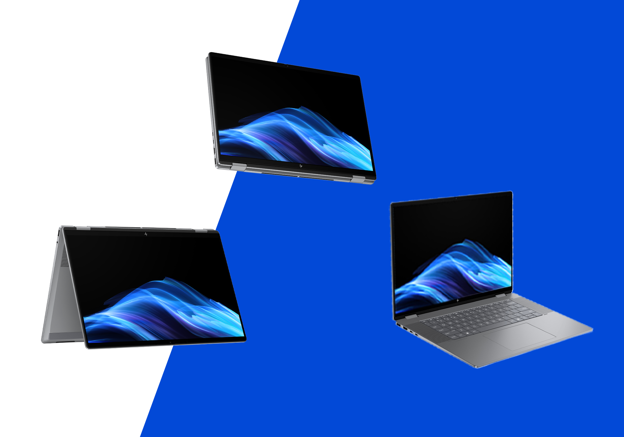 Drei silberne Laptops mit schwarzen Bildschirmen, die blaue und violette abstrakte Kunst zeigen, auf blauem und weißem Hintergrund.
