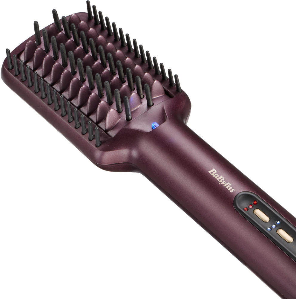 Egy Babyliss hajkiegyenesítő kefe. Lila teste van, fekete sörtékkel. A fogantyún gombok és jelzőfények találhatók.