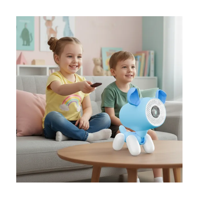 Dwoje dzieci siedzi na kanapie, jedno trzyma pilota. Niebieski projektor w kształcie psa na stole. Dzieci się uśmiechają.