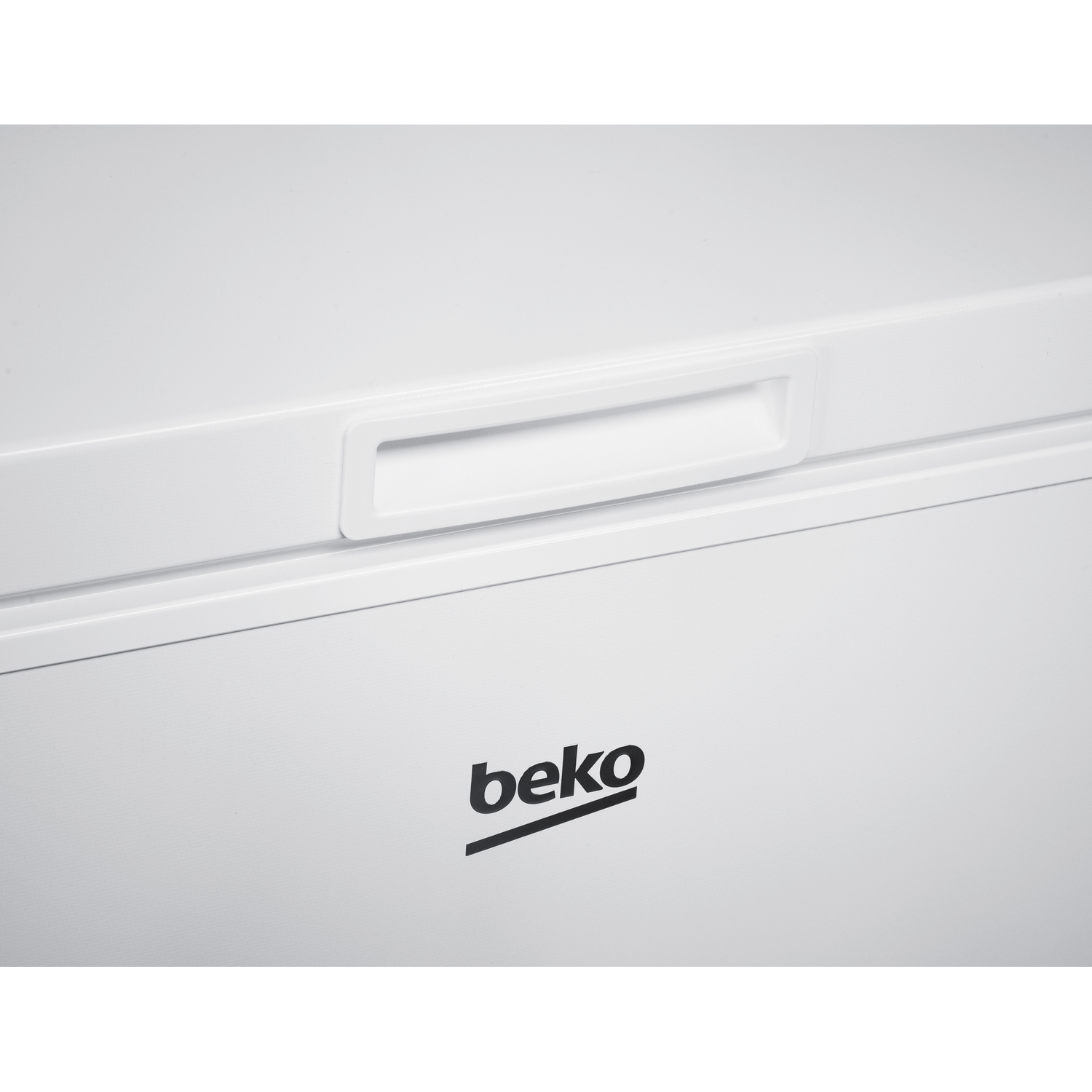 Close-up van een witte Beko vriezer met een handvat. Het Beko logo is zichtbaar.