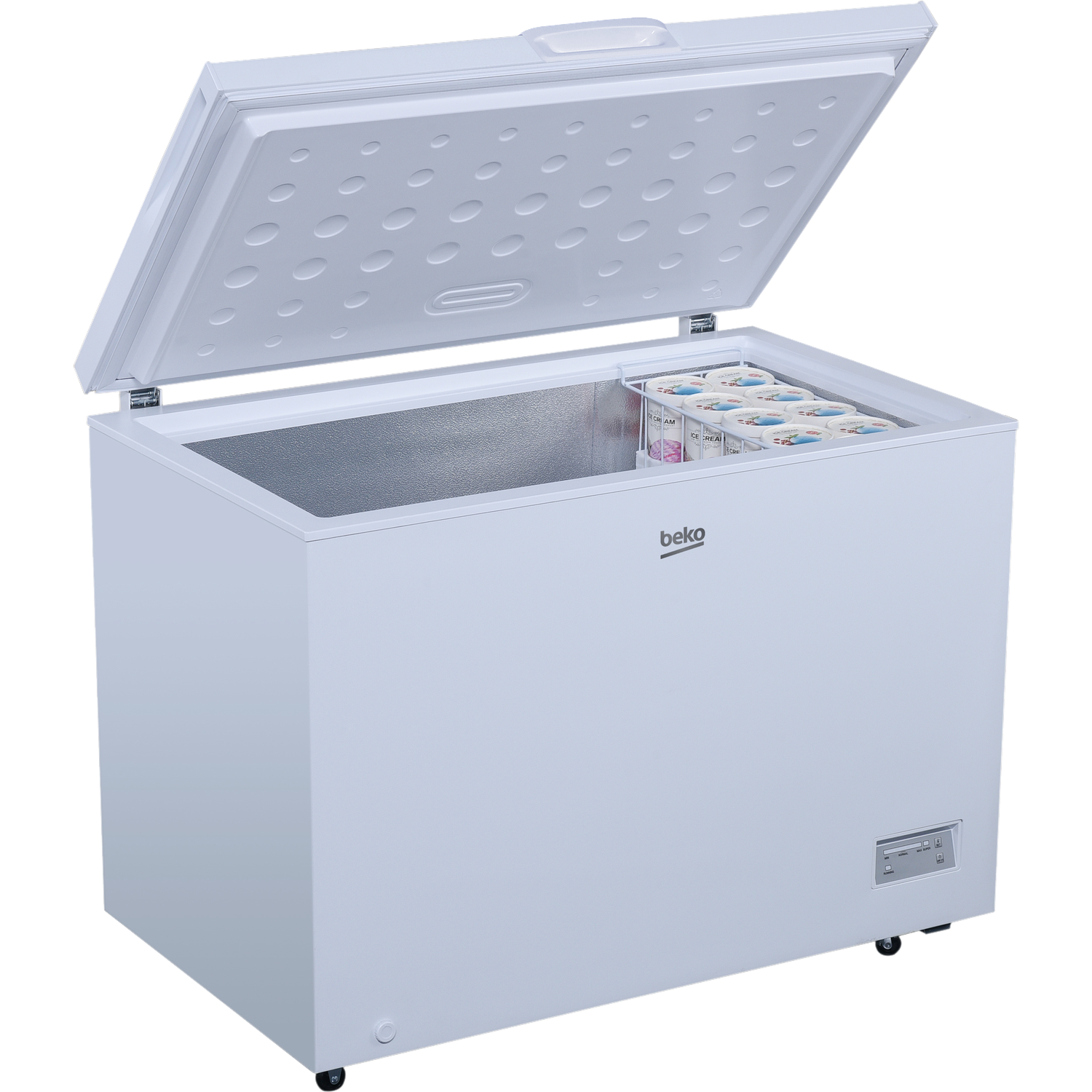 Een witte Beko-vrieskist met een open deksel, met ijsbekers erin. De vriezer staat op een witte achtergrond.