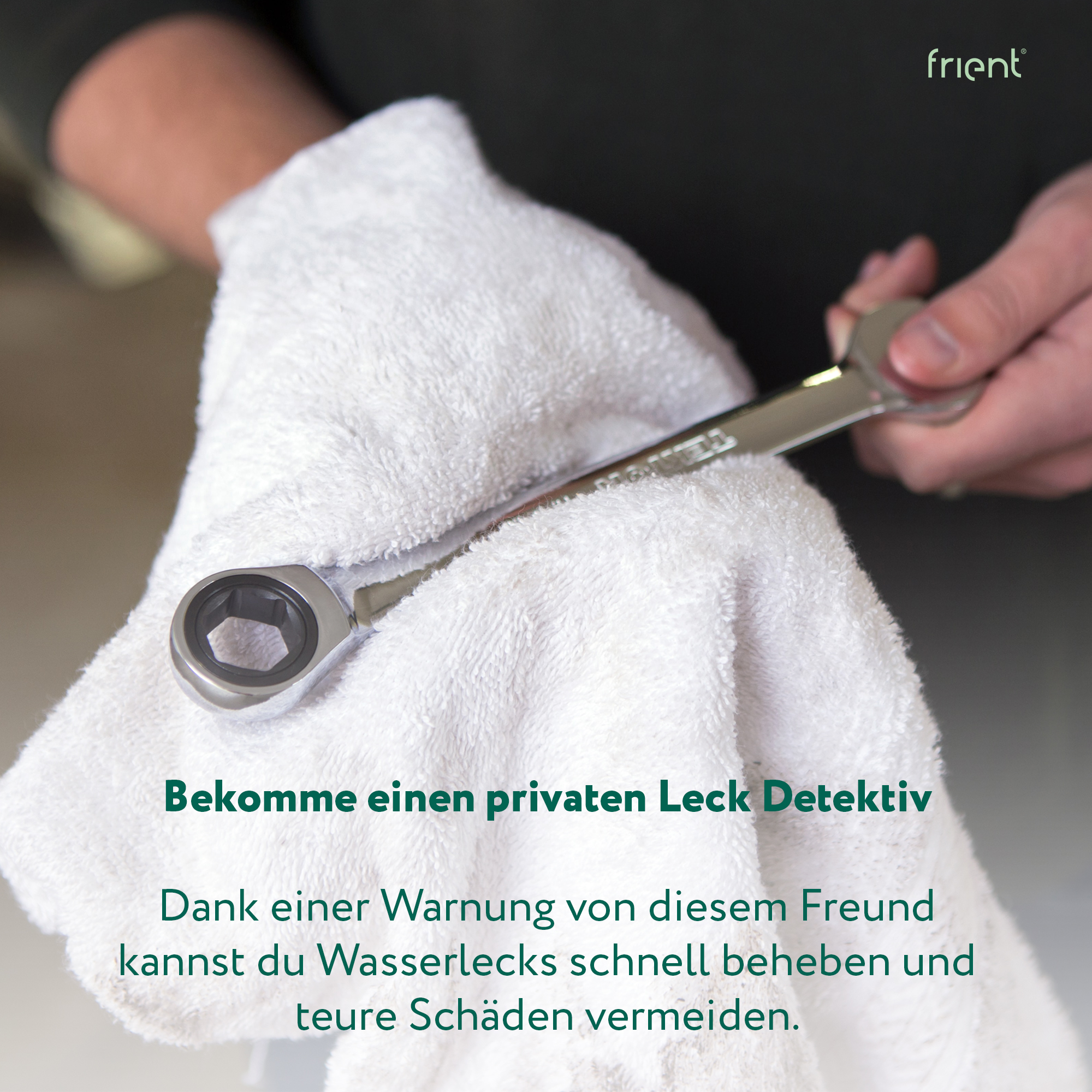 Ein Schraubenschlüssel wird mit einem weißen Handtuch gehalten. Das Bild wirbt für die Lecksuche. Text ist auf Deutsch.