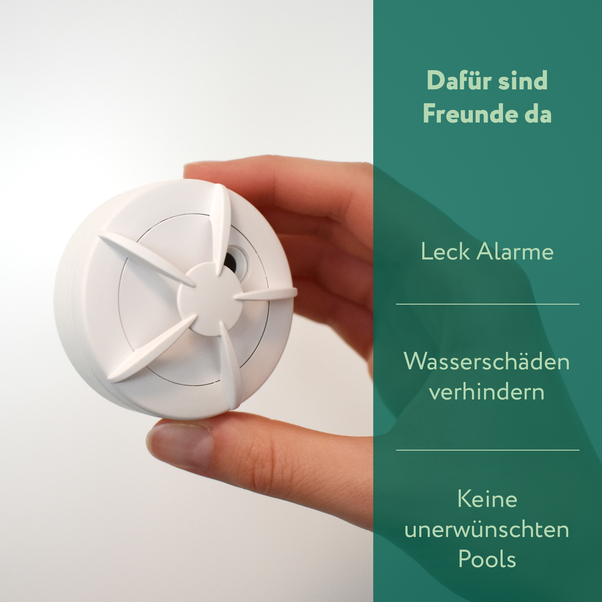 Eine Hand hält ein weißes, kreisförmiges Gerät. Auf der rechten Seite steht: 'Freunde sind da für Leckalarme, zur Verhinderung von Wasserschäden und keine unerwünschten Pools'.
