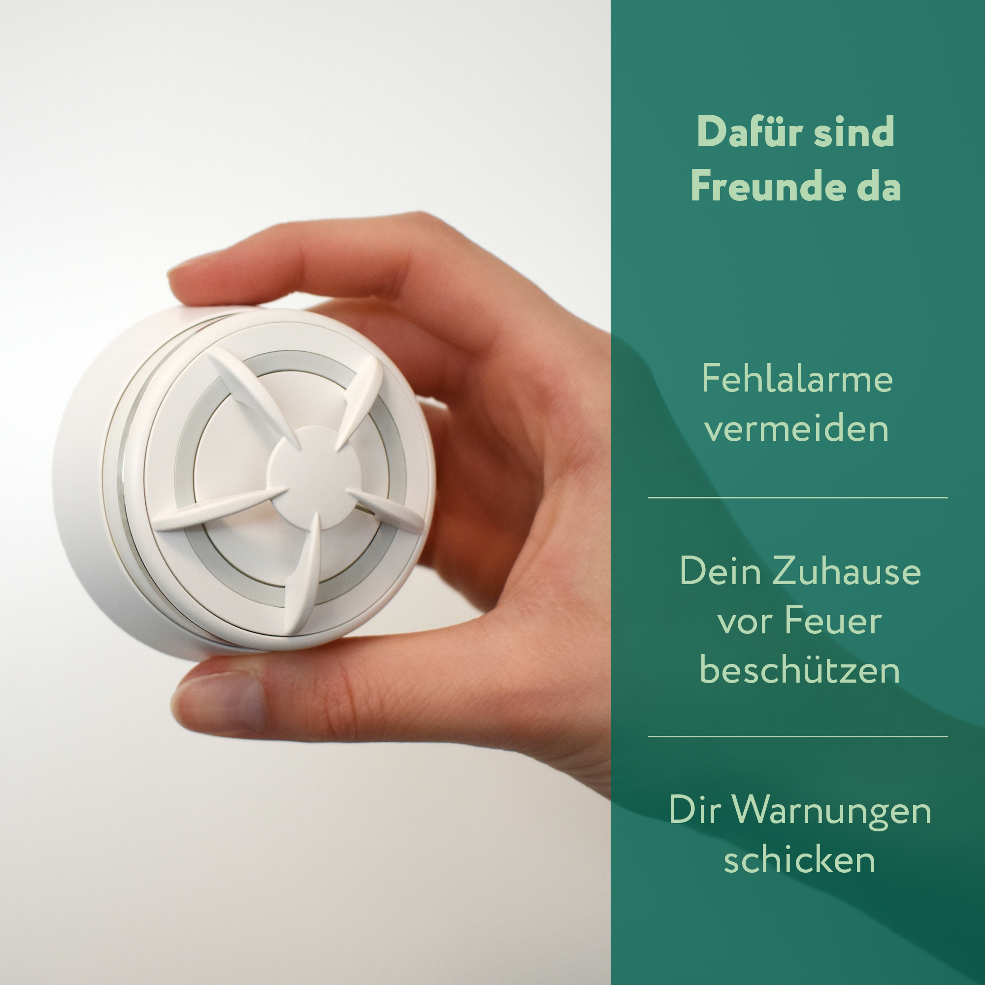 Eine Hand hält einen weißen Rauchmelder vor weißem Hintergrund. Grüner Text auf der rechten Seite erwähnt die Vorteile.