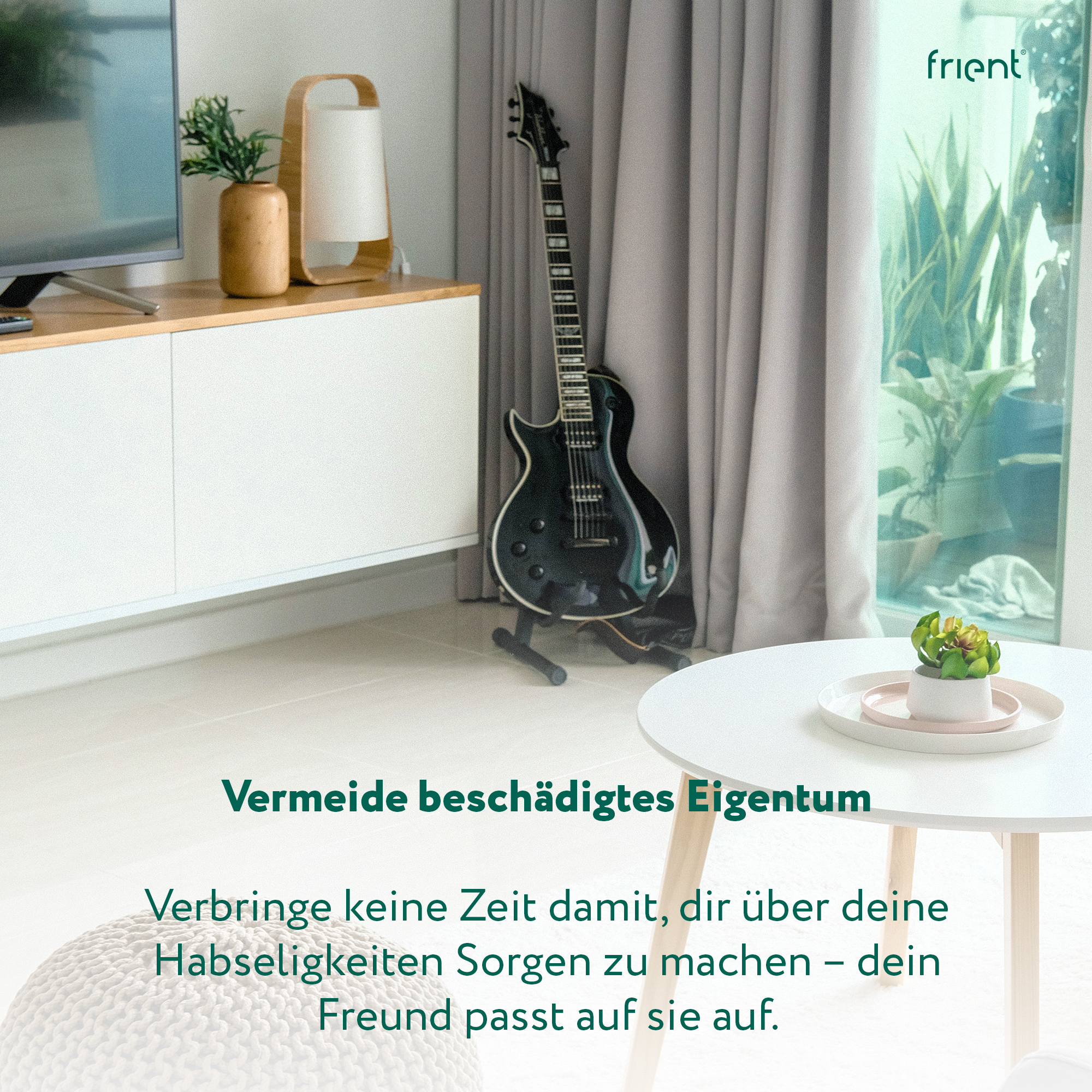 Wohnzimmer mit Gitarre, Tisch mit Pflanze, Fenster mit Pflanzen und Text über die Vermeidung von Schäden.