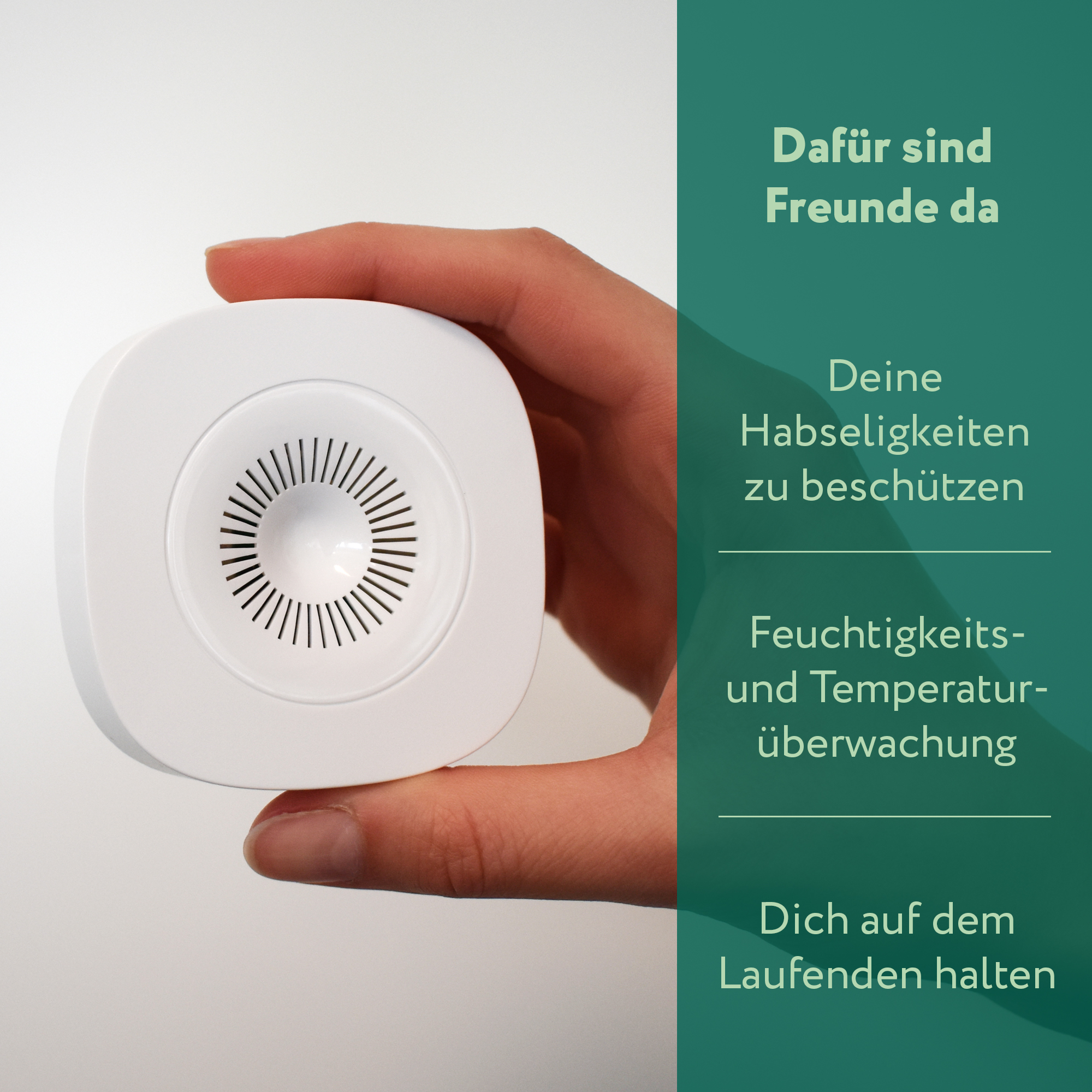 Eine Hand, die ein weißes, kreisförmiges Gerät mit einem Lautsprecher hält. Text auf der rechten Seite auf Deutsch.