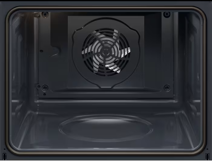 Innenansicht eines schwarzen Ofens. Oben ist ein Ventilator zu sehen, zusammen mit den Innenwänden und der Bodenfläche des Ofens.