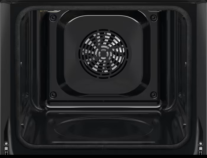Innenansicht eines schwarzen Ofens. Hinten ist ein Ventilator mit kreisförmigem Design zu sehen. Der Innenraum ist dunkel und reflektierend.
