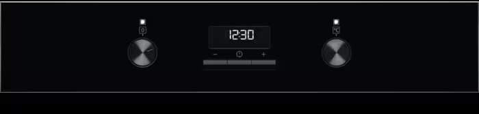 Schwarzes Bedienfeld des Backofens mit einer Digitaluhr, die 12:30 anzeigt, und zwei Drehreglern, einer für die Temperatur und einer für die Zeit.