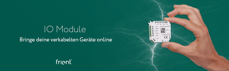 Hand hält ein IO-Modul. Grüner Hintergrund mit weißen blitzartigen Mustern. Text: IO-Modul, Bringen Sie Ihre kabelgebundenen Geräte online.