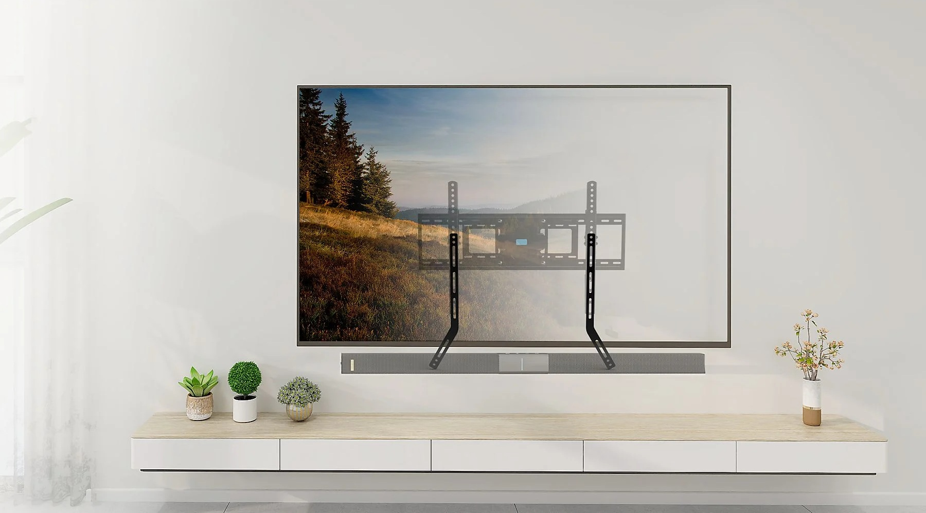 Telewizor na ścianie z krajobrazem. Poniżej soundbar i drewniana szafka z roślinami i kwiatami.